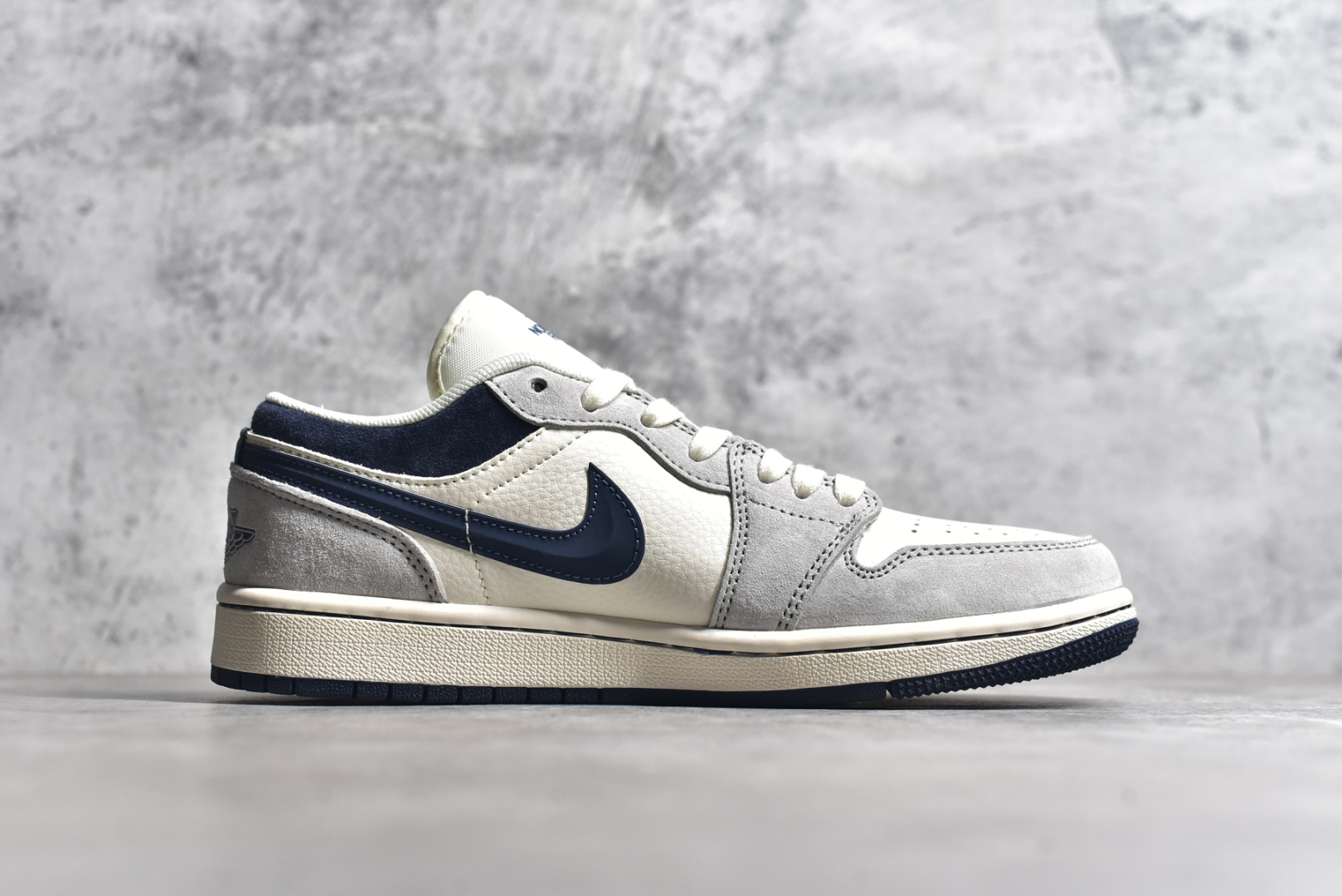 图片[3]-#Air Jordan 1 Low AJ1 乔1 北面联名-全猪八蓝勾 高端定制 低帮复古篮球鞋 DM9188-010 #定制鞋盒 大厂纯原品质出货 超高清洁度 皮料切割干净无任何毛边 细节完美 尺码：36 36.5 37.5 38 38.5 39 40 40.5 41 42 42.5 43 44 44.5 45-选品中心
