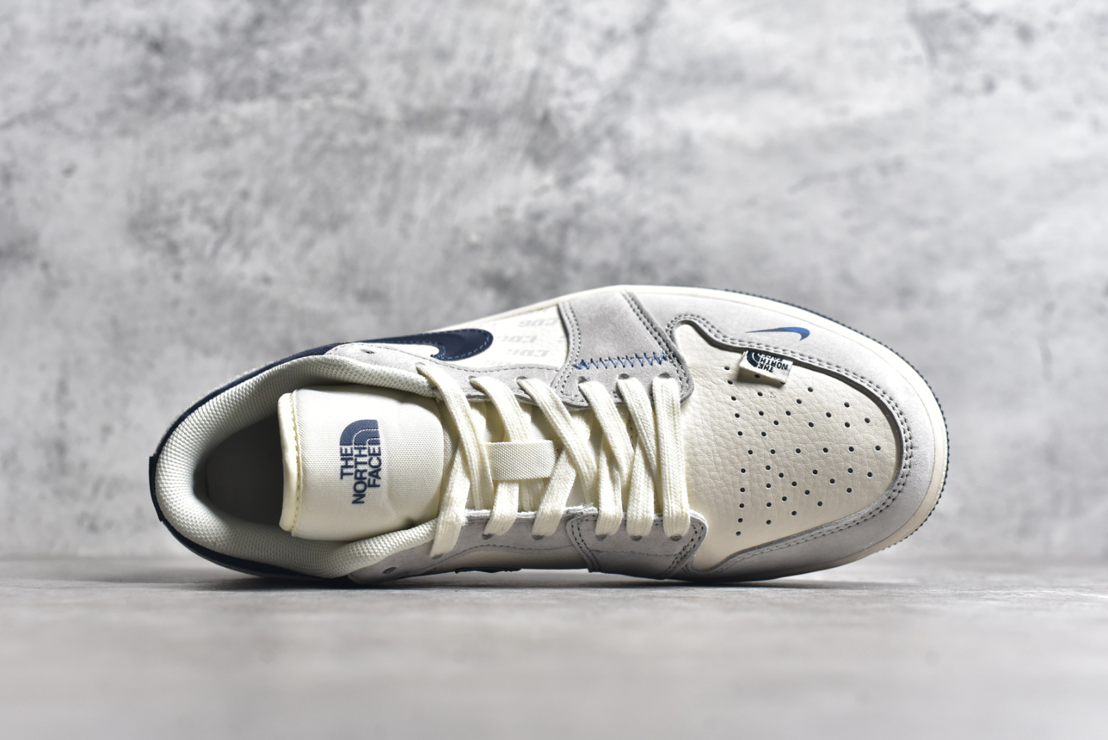图片[4]-#Air Jordan 1 Low AJ1 乔1 北面联名-全猪八蓝勾 高端定制 低帮复古篮球鞋 DM9188-010 #定制鞋盒 大厂纯原品质出货 超高清洁度 皮料切割干净无任何毛边 细节完美 尺码：36 36.5 37.5 38 38.5 39 40 40.5 41 42 42.5 43 44 44.5 45-选品中心
