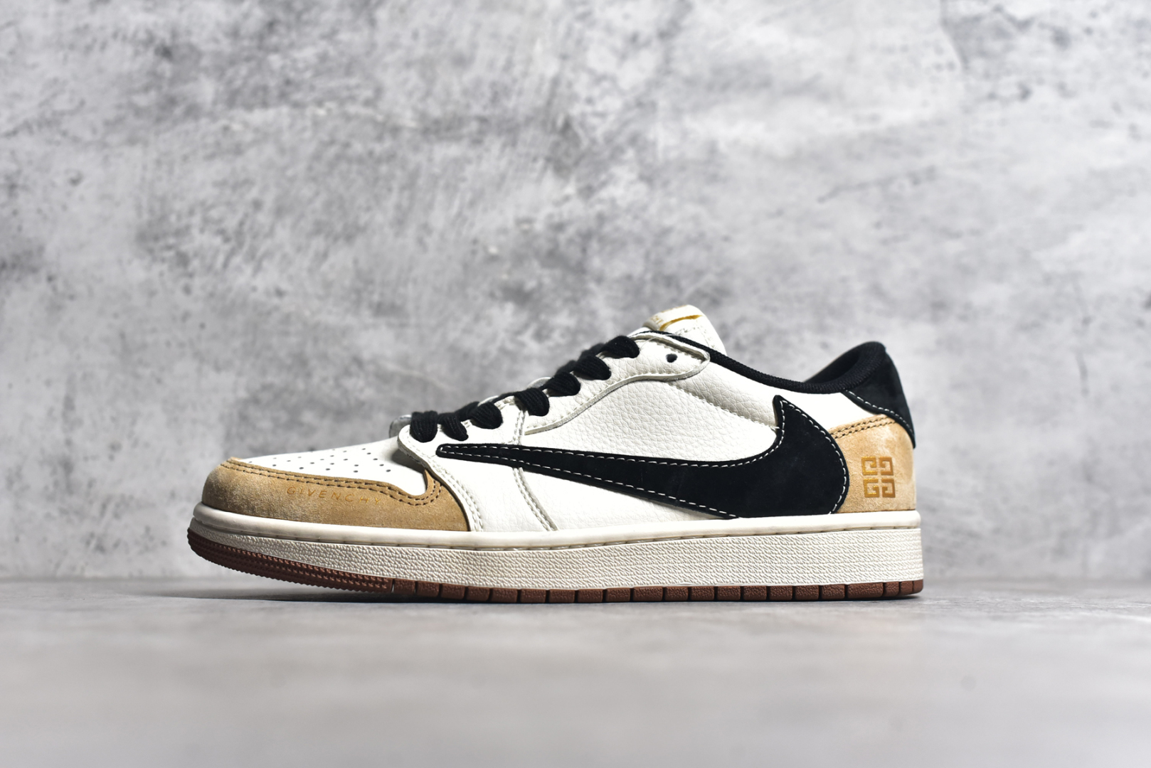 #Travis Scott x Fragment Design x Air Jordan 1 Low OG SP AJ1 纪梵希联名-黑棕 低帮文化休闲板鞋 XS3086-005 #多方联名合作融合了Travis Scott 独特的音乐风格，藤原浩个性的设计风格以及Jordan品牌的经典元素 使其成为一双具有独特身份和价值的鞋子 清新而立体的外观加上联名标识更突出了其独特身份 这种配色方案显示出活力和时尚感 在视觉上引人注目 鞋身的质感和细腻的细节处理使其显得高端而格调十足 这款“倒钩”联名是设计与创意完美结合 融合多方的个性风格是一款备受瞩目的潮流鞋款 尺码：36 36.5 37.5 38 38.5 39 40 40.5 41 42 42.5 43 44 44.5 45-选品中心