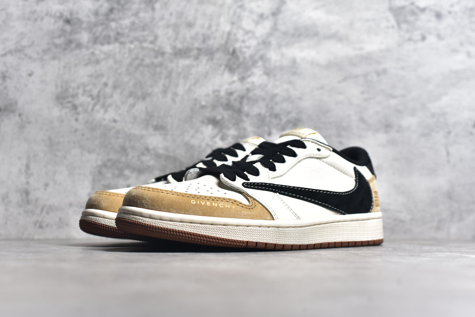 图片[2]-#Travis Scott x Fragment Design x Air Jordan 1 Low OG SP AJ1 纪梵希联名-黑棕 低帮文化休闲板鞋 XS3086-005 #多方联名合作融合了Travis Scott 独特的音乐风格，藤原浩个性的设计风格以及Jordan品牌的经典元素 使其成为一双具有独特身份和价值的鞋子 清新而立体的外观加上联名标识更突出了其独特身份 这种配色方案显示出活力和时尚感 在视觉上引人注目 鞋身的质感和细腻的细节处理使其显得高端而格调十足 这款“倒钩”联名是设计与创意完美结合 融合多方的个性风格是一款备受瞩目的潮流鞋款 尺码：36 36.5 37.5 38 38.5 39 40 40.5 41 42 42.5 43 44 44.5 45-选品中心