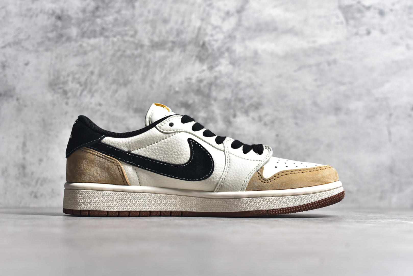 图片[3]-#Travis Scott x Fragment Design x Air Jordan 1 Low OG SP AJ1 纪梵希联名-黑棕 低帮文化休闲板鞋 XS3086-005 #多方联名合作融合了Travis Scott 独特的音乐风格，藤原浩个性的设计风格以及Jordan品牌的经典元素 使其成为一双具有独特身份和价值的鞋子 清新而立体的外观加上联名标识更突出了其独特身份 这种配色方案显示出活力和时尚感 在视觉上引人注目 鞋身的质感和细腻的细节处理使其显得高端而格调十足 这款“倒钩”联名是设计与创意完美结合 融合多方的个性风格是一款备受瞩目的潮流鞋款 尺码：36 36.5 37.5 38 38.5 39 40 40.5 41 42 42.5 43 44 44.5 45-选品中心