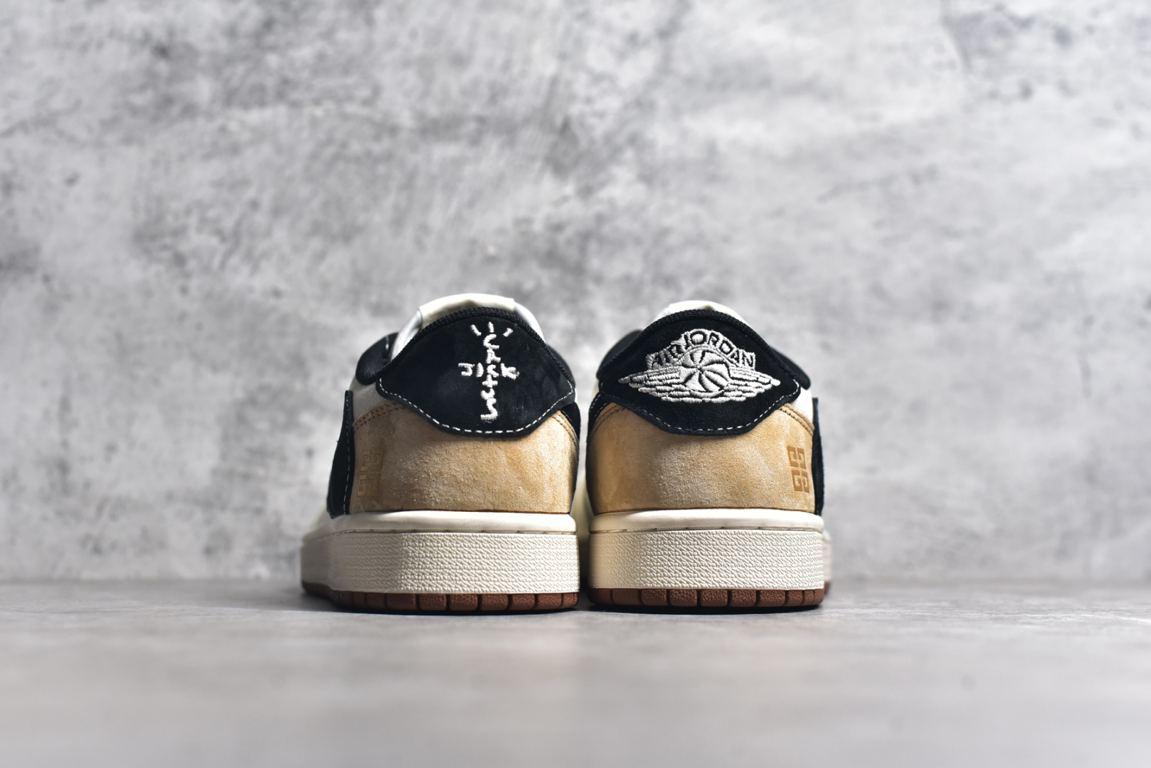 图片[5]-#Travis Scott x Fragment Design x Air Jordan 1 Low OG SP AJ1 纪梵希联名-黑棕 低帮文化休闲板鞋 XS3086-005 #多方联名合作融合了Travis Scott 独特的音乐风格，藤原浩个性的设计风格以及Jordan品牌的经典元素 使其成为一双具有独特身份和价值的鞋子 清新而立体的外观加上联名标识更突出了其独特身份 这种配色方案显示出活力和时尚感 在视觉上引人注目 鞋身的质感和细腻的细节处理使其显得高端而格调十足 这款“倒钩”联名是设计与创意完美结合 融合多方的个性风格是一款备受瞩目的潮流鞋款 尺码：36 36.5 37.5 38 38.5 39 40 40.5 41 42 42.5 43 44 44.5 45-选品中心