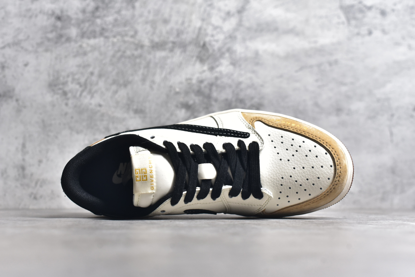 图片[4]-#Travis Scott x Fragment Design x Air Jordan 1 Low OG SP AJ1 纪梵希联名-黑棕 低帮文化休闲板鞋 XS3086-005 #多方联名合作融合了Travis Scott 独特的音乐风格，藤原浩个性的设计风格以及Jordan品牌的经典元素 使其成为一双具有独特身份和价值的鞋子 清新而立体的外观加上联名标识更突出了其独特身份 这种配色方案显示出活力和时尚感 在视觉上引人注目 鞋身的质感和细腻的细节处理使其显得高端而格调十足 这款“倒钩”联名是设计与创意完美结合 融合多方的个性风格是一款备受瞩目的潮流鞋款 尺码：36 36.5 37.5 38 38.5 39 40 40.5 41 42 42.5 43 44 44.5 45-选品中心