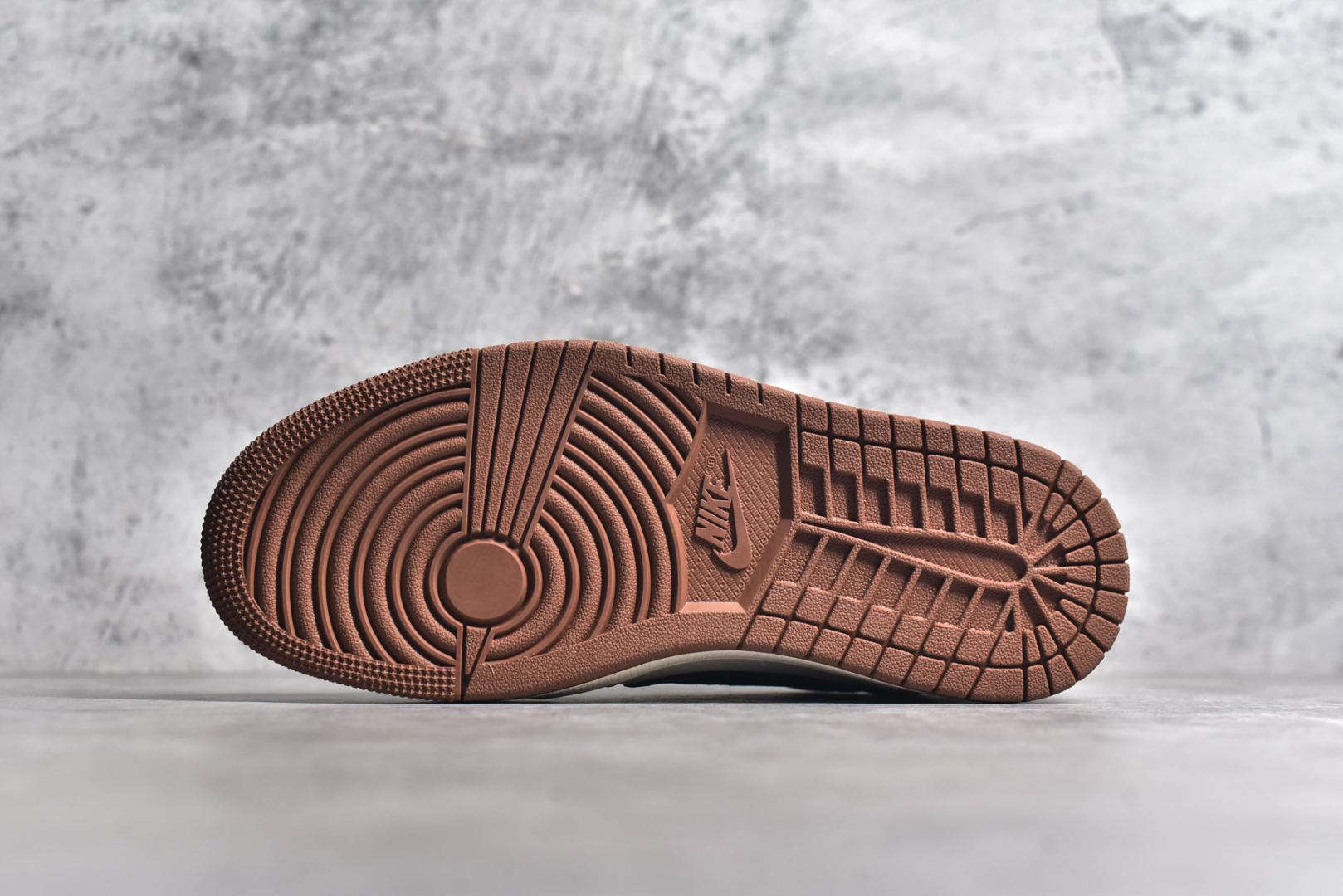 图片[6]-#Travis Scott x Fragment Design x Air Jordan 1 Low OG SP AJ1 纪梵希联名-黑棕 低帮文化休闲板鞋 XS3086-005 #多方联名合作融合了Travis Scott 独特的音乐风格，藤原浩个性的设计风格以及Jordan品牌的经典元素 使其成为一双具有独特身份和价值的鞋子 清新而立体的外观加上联名标识更突出了其独特身份 这种配色方案显示出活力和时尚感 在视觉上引人注目 鞋身的质感和细腻的细节处理使其显得高端而格调十足 这款“倒钩”联名是设计与创意完美结合 融合多方的个性风格是一款备受瞩目的潮流鞋款 尺码：36 36.5 37.5 38 38.5 39 40 40.5 41 42 42.5 43 44 44.5 45-选品中心