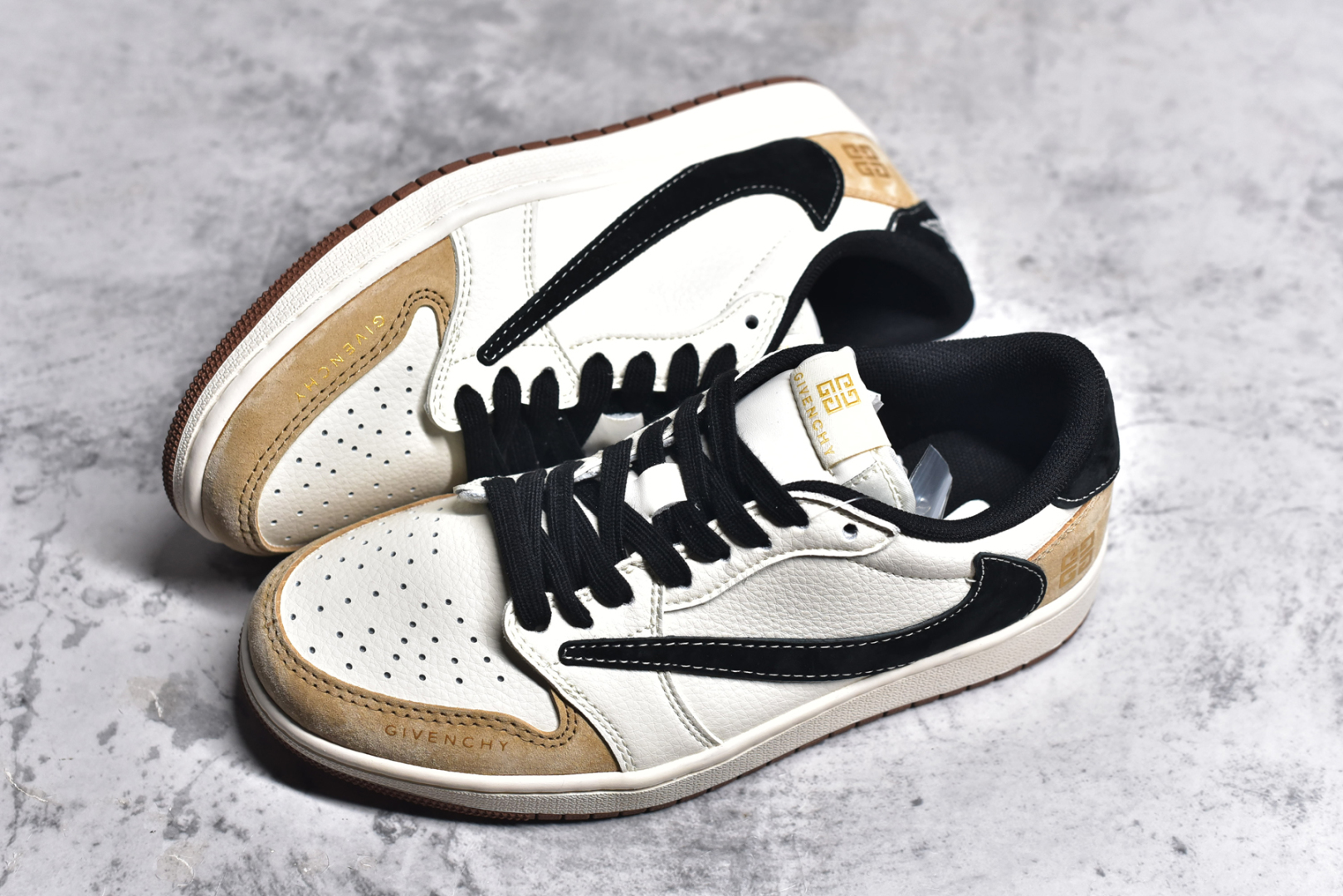 图片[7]-#Travis Scott x Fragment Design x Air Jordan 1 Low OG SP AJ1 纪梵希联名-黑棕 低帮文化休闲板鞋 XS3086-005 #多方联名合作融合了Travis Scott 独特的音乐风格，藤原浩个性的设计风格以及Jordan品牌的经典元素 使其成为一双具有独特身份和价值的鞋子 清新而立体的外观加上联名标识更突出了其独特身份 这种配色方案显示出活力和时尚感 在视觉上引人注目 鞋身的质感和细腻的细节处理使其显得高端而格调十足 这款“倒钩”联名是设计与创意完美结合 融合多方的个性风格是一款备受瞩目的潮流鞋款 尺码：36 36.5 37.5 38 38.5 39 40 40.5 41 42 42.5 43 44 44.5 45-选品中心