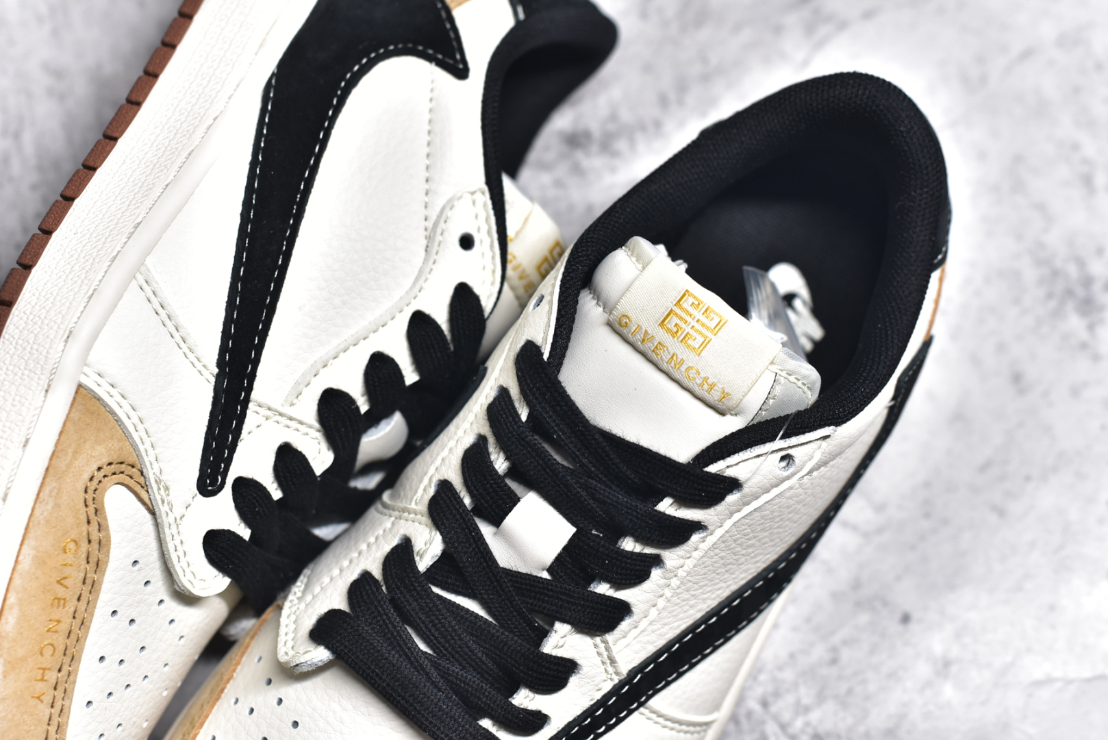 图片[9]-#Travis Scott x Fragment Design x Air Jordan 1 Low OG SP AJ1 纪梵希联名-黑棕 低帮文化休闲板鞋 XS3086-005 #多方联名合作融合了Travis Scott 独特的音乐风格，藤原浩个性的设计风格以及Jordan品牌的经典元素 使其成为一双具有独特身份和价值的鞋子 清新而立体的外观加上联名标识更突出了其独特身份 这种配色方案显示出活力和时尚感 在视觉上引人注目 鞋身的质感和细腻的细节处理使其显得高端而格调十足 这款“倒钩”联名是设计与创意完美结合 融合多方的个性风格是一款备受瞩目的潮流鞋款 尺码：36 36.5 37.5 38 38.5 39 40 40.5 41 42 42.5 43 44 44.5 45-选品中心