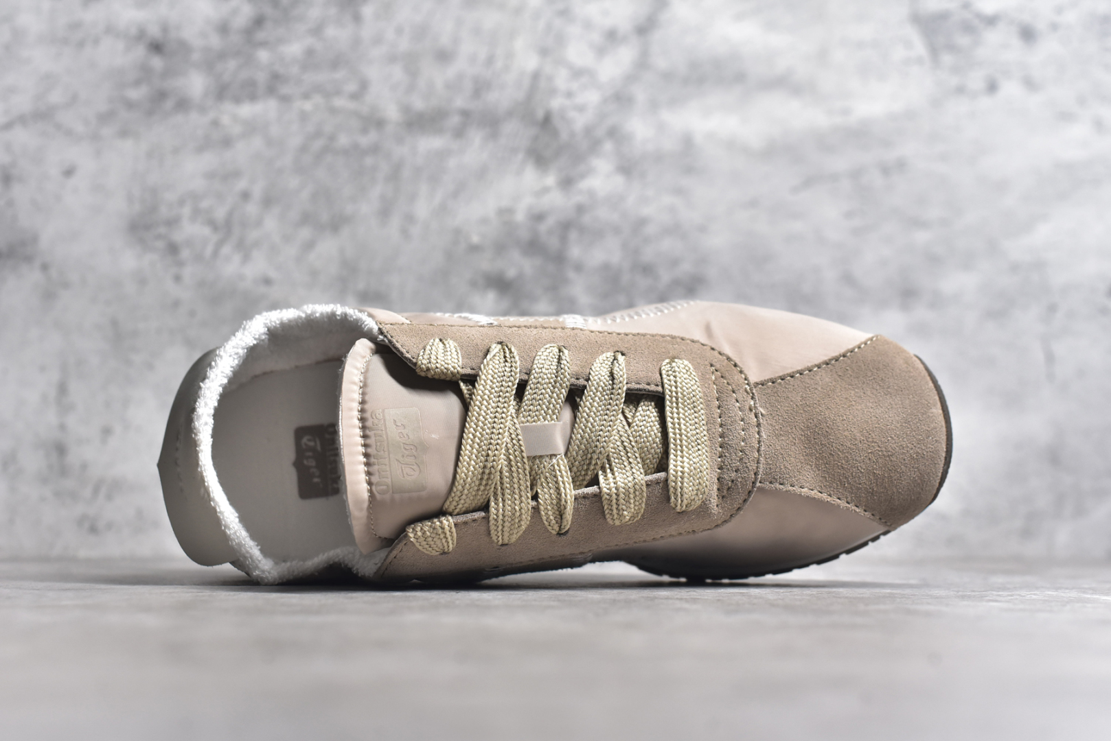 图片[4]-#Onitsuka Tiger CORSAIR™ A55鞋款 作为鬼冢虎品牌创立75周年限定之作 灵感源自1970 年代 慢跑热潮先驱的经典鞋履TIGER CORSAIRT™ 以现代视角崭新呈现 简约廓形与细密缝线条纹相得益彰 饰以鬼塚虎标志性的后跟提耳和十字补强 崭新演绎经典之美 轻盈鞋身搭配出色缓震的纤薄鞋底 精妙平衡舒适与时尚 尺码：36 37 37.5 38 39 39.5 40 40.5 41.5 42 42.5 43 44 44.5 45-选品中心