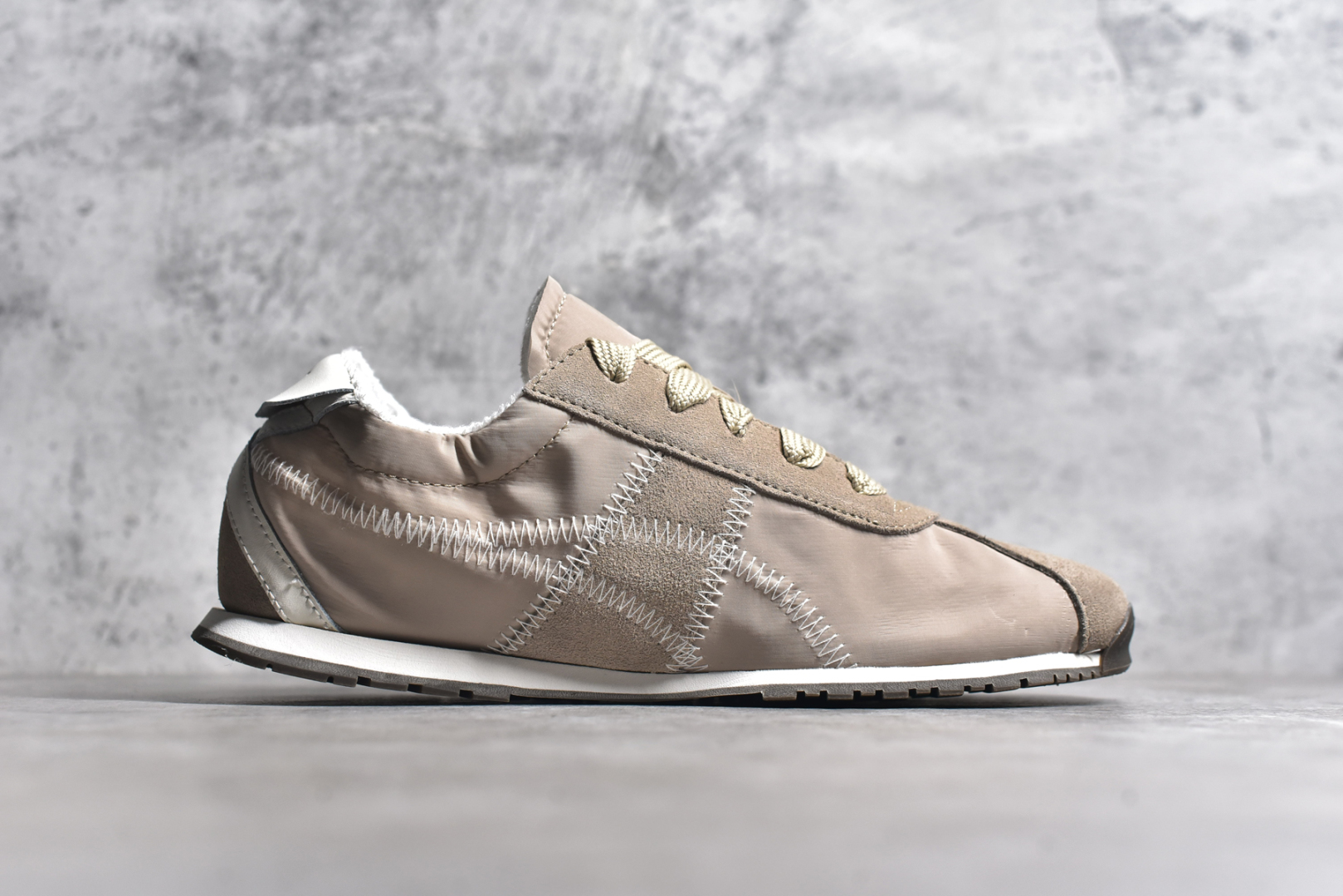 图片[3]-#Onitsuka Tiger CORSAIR™ A55鞋款 作为鬼冢虎品牌创立75周年限定之作 灵感源自1970 年代 慢跑热潮先驱的经典鞋履TIGER CORSAIRT™ 以现代视角崭新呈现 简约廓形与细密缝线条纹相得益彰 饰以鬼塚虎标志性的后跟提耳和十字补强 崭新演绎经典之美 轻盈鞋身搭配出色缓震的纤薄鞋底 精妙平衡舒适与时尚 尺码：36 37 37.5 38 39 39.5 40 40.5 41.5 42 42.5 43 44 44.5 45-选品中心