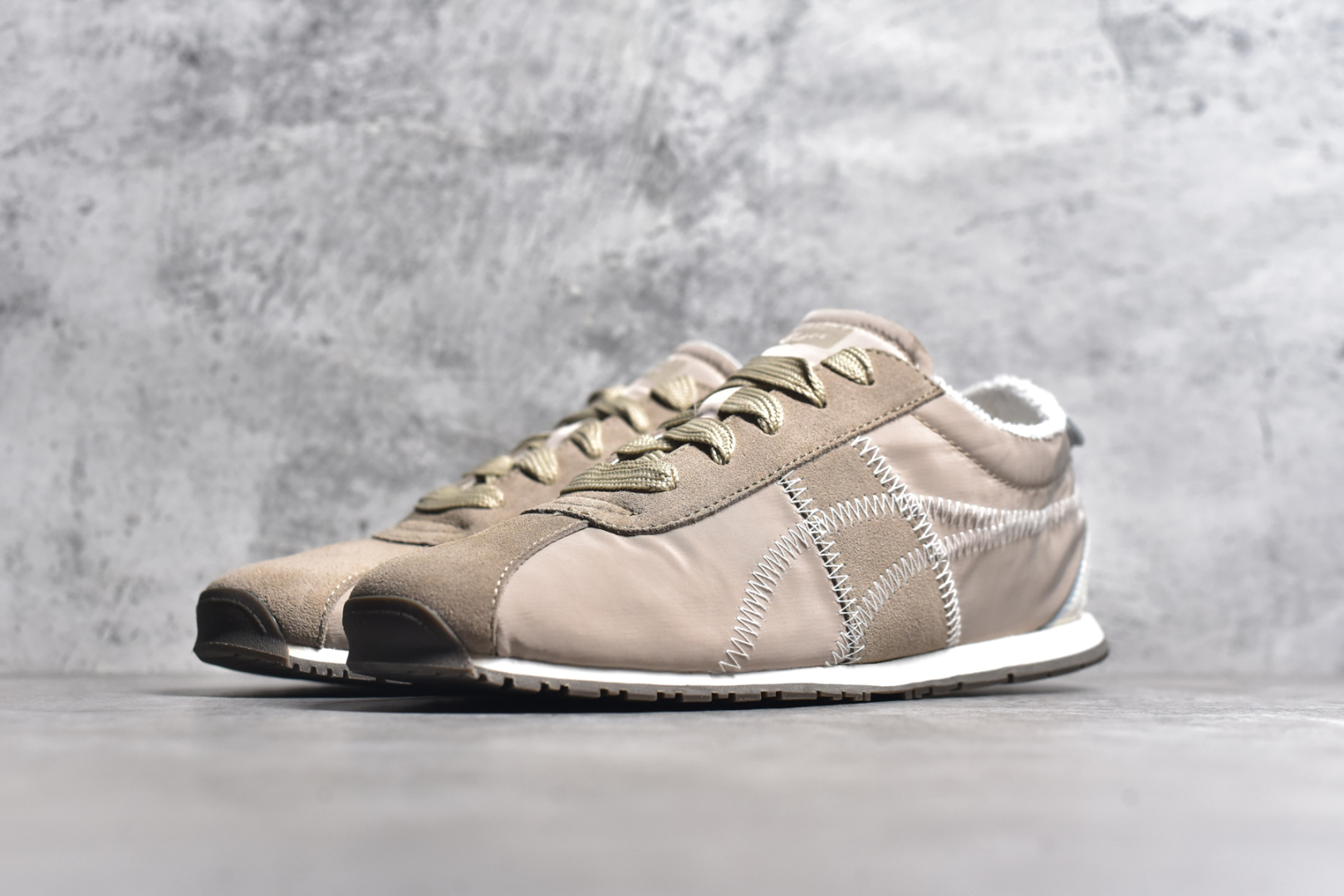 图片[2]-#Onitsuka Tiger CORSAIR™ A55鞋款 作为鬼冢虎品牌创立75周年限定之作 灵感源自1970 年代 慢跑热潮先驱的经典鞋履TIGER CORSAIRT™ 以现代视角崭新呈现 简约廓形与细密缝线条纹相得益彰 饰以鬼塚虎标志性的后跟提耳和十字补强 崭新演绎经典之美 轻盈鞋身搭配出色缓震的纤薄鞋底 精妙平衡舒适与时尚 尺码：36 37 37.5 38 39 39.5 40 40.5 41.5 42 42.5 43 44 44.5 45-选品中心