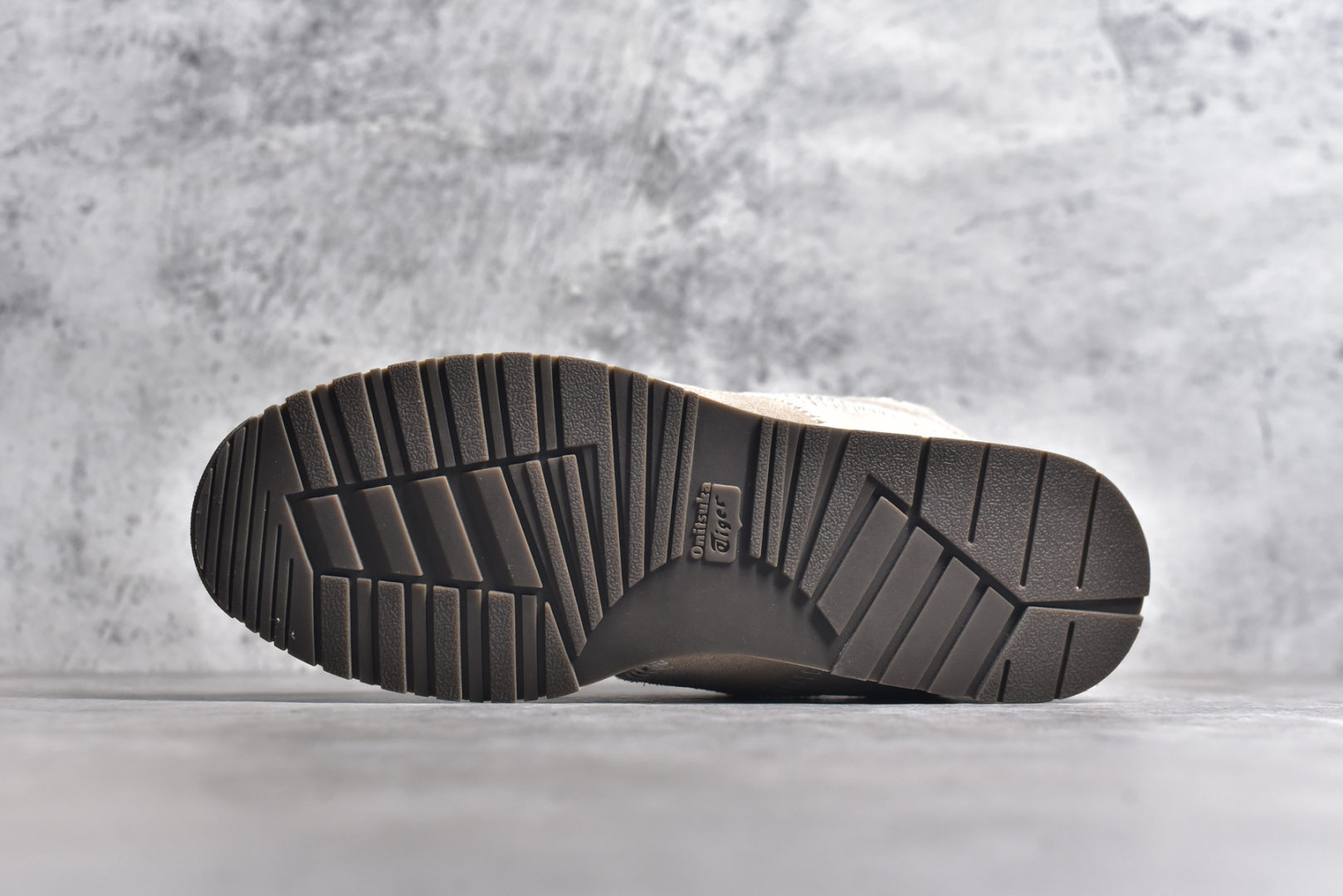 图片[6]-#Onitsuka Tiger CORSAIR™ A55鞋款 作为鬼冢虎品牌创立75周年限定之作 灵感源自1970 年代 慢跑热潮先驱的经典鞋履TIGER CORSAIRT™ 以现代视角崭新呈现 简约廓形与细密缝线条纹相得益彰 饰以鬼塚虎标志性的后跟提耳和十字补强 崭新演绎经典之美 轻盈鞋身搭配出色缓震的纤薄鞋底 精妙平衡舒适与时尚 尺码：36 37 37.5 38 39 39.5 40 40.5 41.5 42 42.5 43 44 44.5 45-选品中心