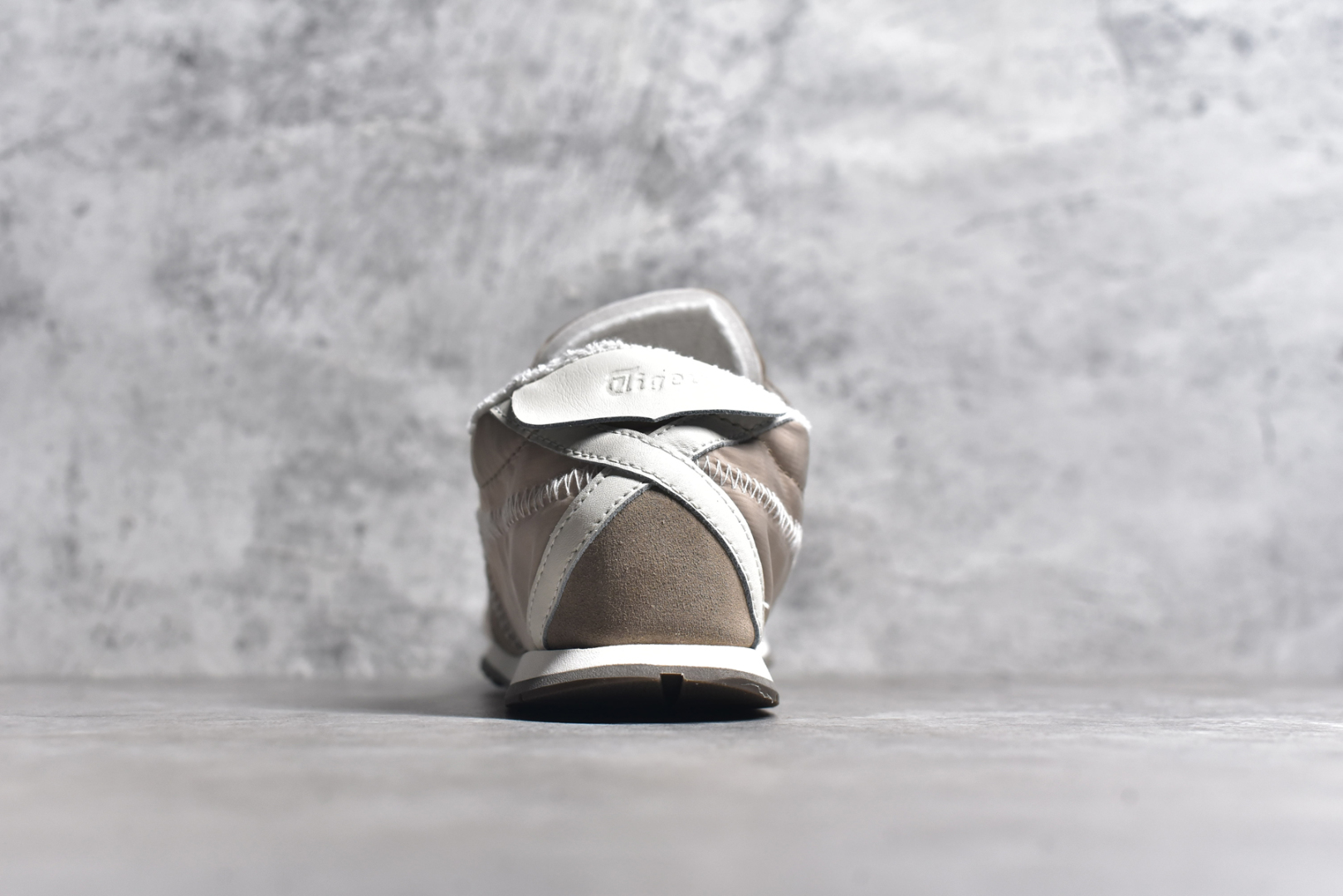 图片[5]-#Onitsuka Tiger CORSAIR™ A55鞋款 作为鬼冢虎品牌创立75周年限定之作 灵感源自1970 年代 慢跑热潮先驱的经典鞋履TIGER CORSAIRT™ 以现代视角崭新呈现 简约廓形与细密缝线条纹相得益彰 饰以鬼塚虎标志性的后跟提耳和十字补强 崭新演绎经典之美 轻盈鞋身搭配出色缓震的纤薄鞋底 精妙平衡舒适与时尚 尺码：36 37 37.5 38 39 39.5 40 40.5 41.5 42 42.5 43 44 44.5 45-选品中心