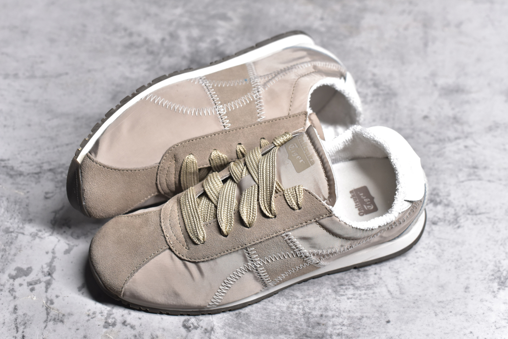 图片[7]-#Onitsuka Tiger CORSAIR™ A55鞋款 作为鬼冢虎品牌创立75周年限定之作 灵感源自1970 年代 慢跑热潮先驱的经典鞋履TIGER CORSAIRT™ 以现代视角崭新呈现 简约廓形与细密缝线条纹相得益彰 饰以鬼塚虎标志性的后跟提耳和十字补强 崭新演绎经典之美 轻盈鞋身搭配出色缓震的纤薄鞋底 精妙平衡舒适与时尚 尺码：36 37 37.5 38 39 39.5 40 40.5 41.5 42 42.5 43 44 44.5 45-选品中心