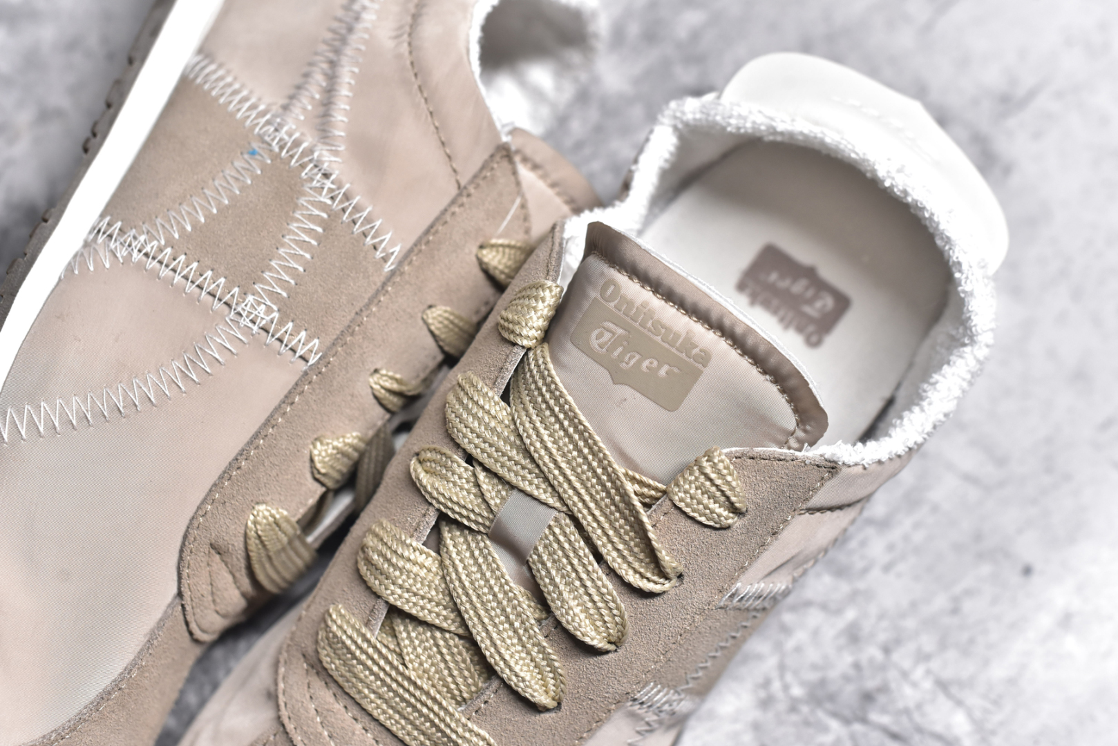 图片[9]-#Onitsuka Tiger CORSAIR™ A55鞋款 作为鬼冢虎品牌创立75周年限定之作 灵感源自1970 年代 慢跑热潮先驱的经典鞋履TIGER CORSAIRT™ 以现代视角崭新呈现 简约廓形与细密缝线条纹相得益彰 饰以鬼塚虎标志性的后跟提耳和十字补强 崭新演绎经典之美 轻盈鞋身搭配出色缓震的纤薄鞋底 精妙平衡舒适与时尚 尺码：36 37 37.5 38 39 39.5 40 40.5 41.5 42 42.5 43 44 44.5 45-选品中心