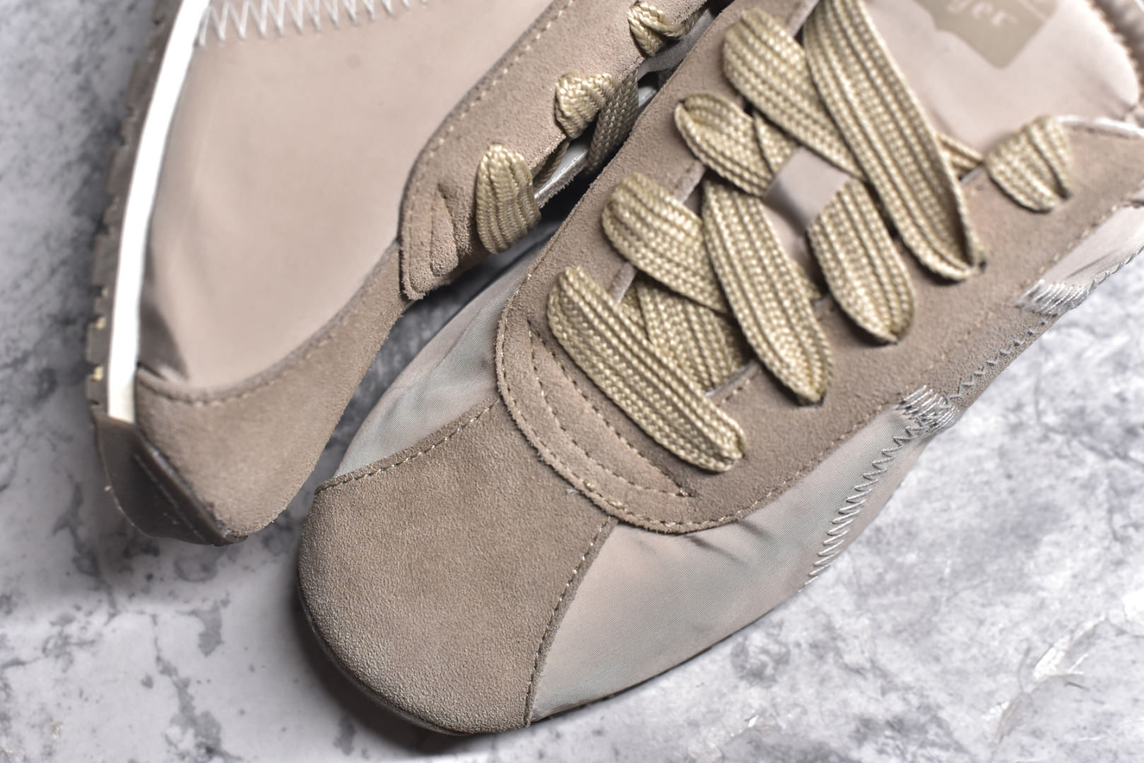 图片[8]-#Onitsuka Tiger CORSAIR™ A55鞋款 作为鬼冢虎品牌创立75周年限定之作 灵感源自1970 年代 慢跑热潮先驱的经典鞋履TIGER CORSAIRT™ 以现代视角崭新呈现 简约廓形与细密缝线条纹相得益彰 饰以鬼塚虎标志性的后跟提耳和十字补强 崭新演绎经典之美 轻盈鞋身搭配出色缓震的纤薄鞋底 精妙平衡舒适与时尚 尺码：36 37 37.5 38 39 39.5 40 40.5 41.5 42 42.5 43 44 44.5 45-选品中心