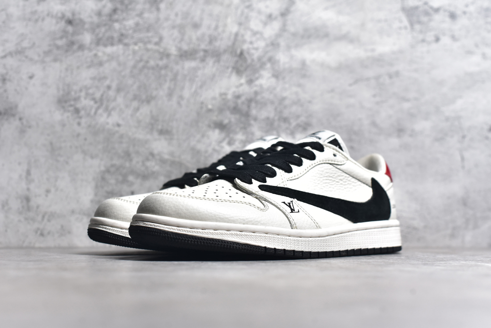 图片[2]-#Fragment x TS x Air Jordan 1 Low x LV 三方联名倒钩低帮 米黑红 全新的三方联名低帮倒钩鞋面延续了黑脚趾设计 点缀上Travis Scott 标志性的Logo 完善极具Fragment Design的设计风格左右脚分别以Travis Scott鬼脸和乔丹飞翼加以修饰0彰显出三方联名的奢华格调 尺码： 36 36.5 37.5 38 38.5 39 40 40.5 41 42 42.5 43 44 45 货号：LX1988-700-选品中心