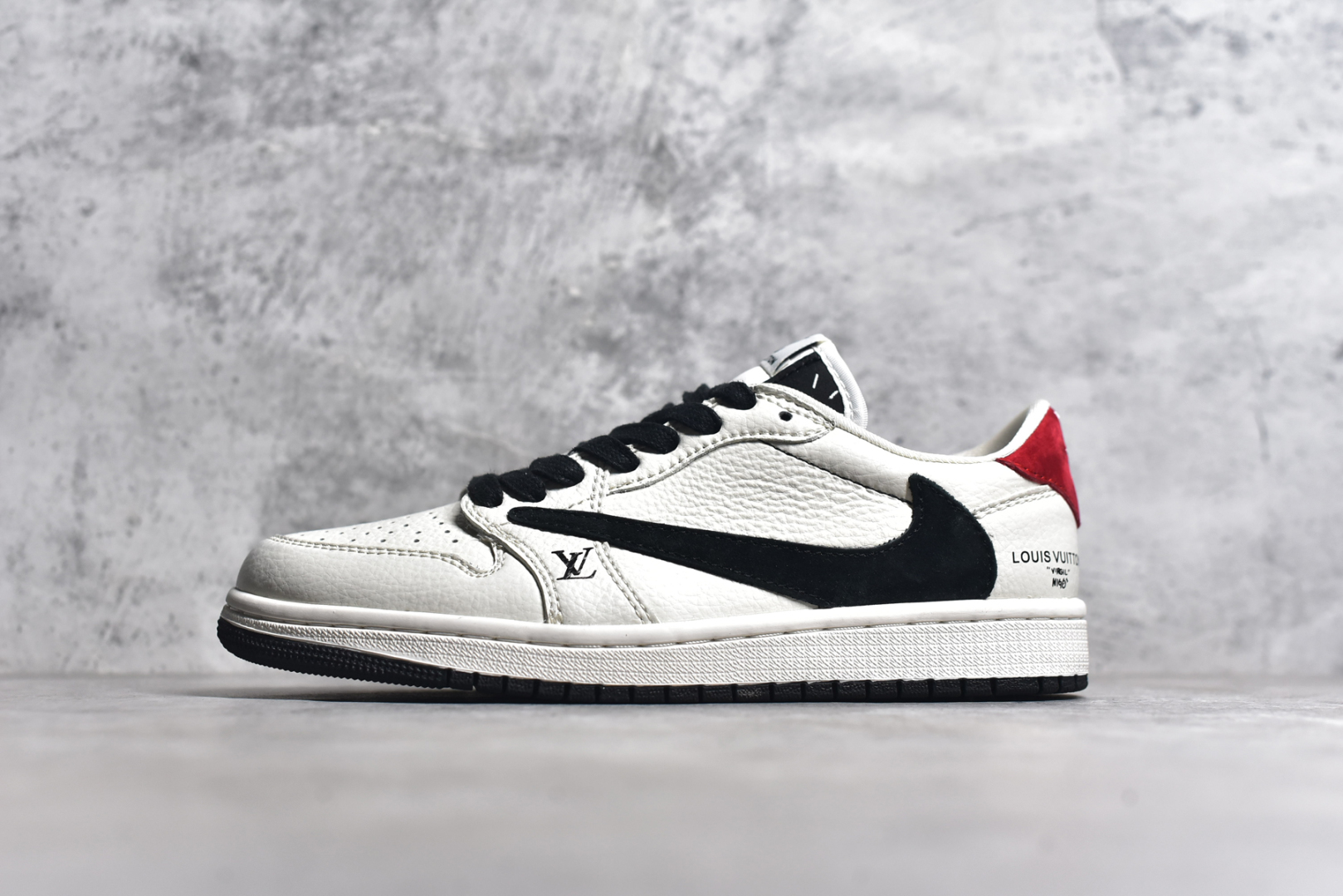 #Fragment x TS x Air Jordan 1 Low x LV 三方联名倒钩低帮 米黑红 全新的三方联名低帮倒钩鞋面延续了黑脚趾设计 点缀上Travis Scott 标志性的Logo 完善极具Fragment Design的设计风格左右脚分别以Travis Scott鬼脸和乔丹飞翼加以修饰0彰显出三方联名的奢华格调 尺码： 36 36.5 37.5 38 38.5 39 40 40.5 41 42 42.5 43 44 45 货号：LX1988-700-选品中心