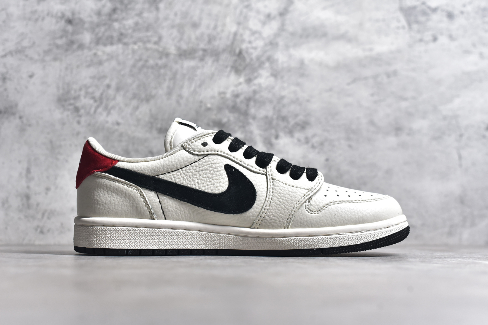 图片[3]-#Fragment x TS x Air Jordan 1 Low x LV 三方联名倒钩低帮 米黑红 全新的三方联名低帮倒钩鞋面延续了黑脚趾设计 点缀上Travis Scott 标志性的Logo 完善极具Fragment Design的设计风格左右脚分别以Travis Scott鬼脸和乔丹飞翼加以修饰0彰显出三方联名的奢华格调 尺码： 36 36.5 37.5 38 38.5 39 40 40.5 41 42 42.5 43 44 45 货号：LX1988-700-选品中心