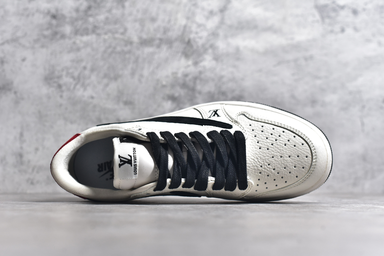 图片[4]-#Fragment x TS x Air Jordan 1 Low x LV 三方联名倒钩低帮 米黑红 全新的三方联名低帮倒钩鞋面延续了黑脚趾设计 点缀上Travis Scott 标志性的Logo 完善极具Fragment Design的设计风格左右脚分别以Travis Scott鬼脸和乔丹飞翼加以修饰0彰显出三方联名的奢华格调 尺码： 36 36.5 37.5 38 38.5 39 40 40.5 41 42 42.5 43 44 45 货号：LX1988-700-选品中心