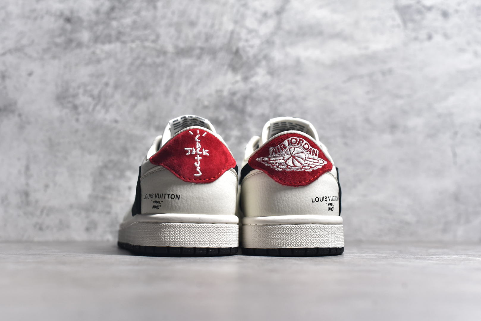图片[5]-#Fragment x TS x Air Jordan 1 Low x LV 三方联名倒钩低帮 米黑红 全新的三方联名低帮倒钩鞋面延续了黑脚趾设计 点缀上Travis Scott 标志性的Logo 完善极具Fragment Design的设计风格左右脚分别以Travis Scott鬼脸和乔丹飞翼加以修饰0彰显出三方联名的奢华格调 尺码： 36 36.5 37.5 38 38.5 39 40 40.5 41 42 42.5 43 44 45 货号：LX1988-700-选品中心