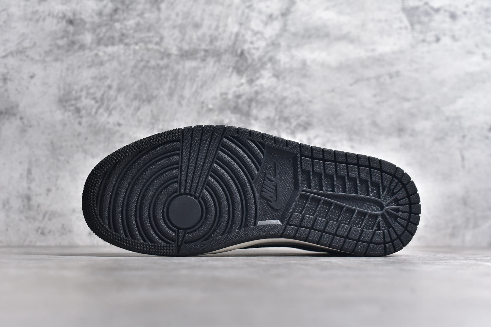 图片[6]-#Fragment x TS x Air Jordan 1 Low x LV 三方联名倒钩低帮 米黑红 全新的三方联名低帮倒钩鞋面延续了黑脚趾设计 点缀上Travis Scott 标志性的Logo 完善极具Fragment Design的设计风格左右脚分别以Travis Scott鬼脸和乔丹飞翼加以修饰0彰显出三方联名的奢华格调 尺码： 36 36.5 37.5 38 38.5 39 40 40.5 41 42 42.5 43 44 45 货号：LX1988-700-选品中心