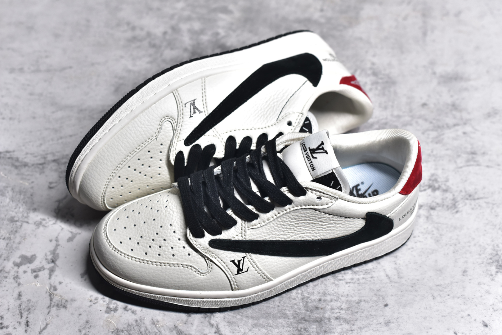 图片[7]-#Fragment x TS x Air Jordan 1 Low x LV 三方联名倒钩低帮 米黑红 全新的三方联名低帮倒钩鞋面延续了黑脚趾设计 点缀上Travis Scott 标志性的Logo 完善极具Fragment Design的设计风格左右脚分别以Travis Scott鬼脸和乔丹飞翼加以修饰0彰显出三方联名的奢华格调 尺码： 36 36.5 37.5 38 38.5 39 40 40.5 41 42 42.5 43 44 45 货号：LX1988-700-选品中心