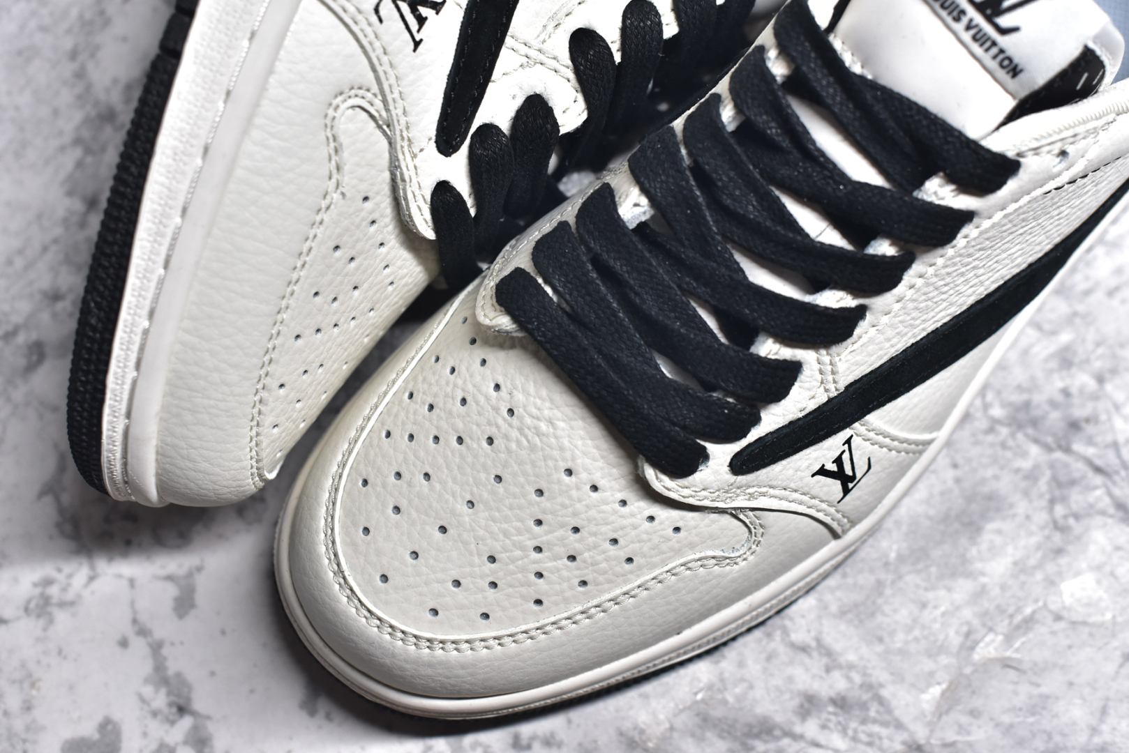 图片[8]-#Fragment x TS x Air Jordan 1 Low x LV 三方联名倒钩低帮 米黑红 全新的三方联名低帮倒钩鞋面延续了黑脚趾设计 点缀上Travis Scott 标志性的Logo 完善极具Fragment Design的设计风格左右脚分别以Travis Scott鬼脸和乔丹飞翼加以修饰0彰显出三方联名的奢华格调 尺码： 36 36.5 37.5 38 38.5 39 40 40.5 41 42 42.5 43 44 45 货号：LX1988-700-选品中心