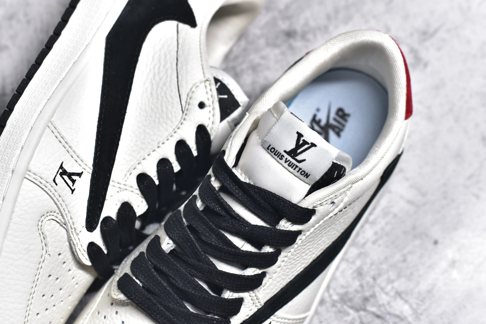 图片[9]-#Fragment x TS x Air Jordan 1 Low x LV 三方联名倒钩低帮 米黑红 全新的三方联名低帮倒钩鞋面延续了黑脚趾设计 点缀上Travis Scott 标志性的Logo 完善极具Fragment Design的设计风格左右脚分别以Travis Scott鬼脸和乔丹飞翼加以修饰0彰显出三方联名的奢华格调 尺码： 36 36.5 37.5 38 38.5 39 40 40.5 41 42 42.5 43 44 45 货号：LX1988-700-选品中心