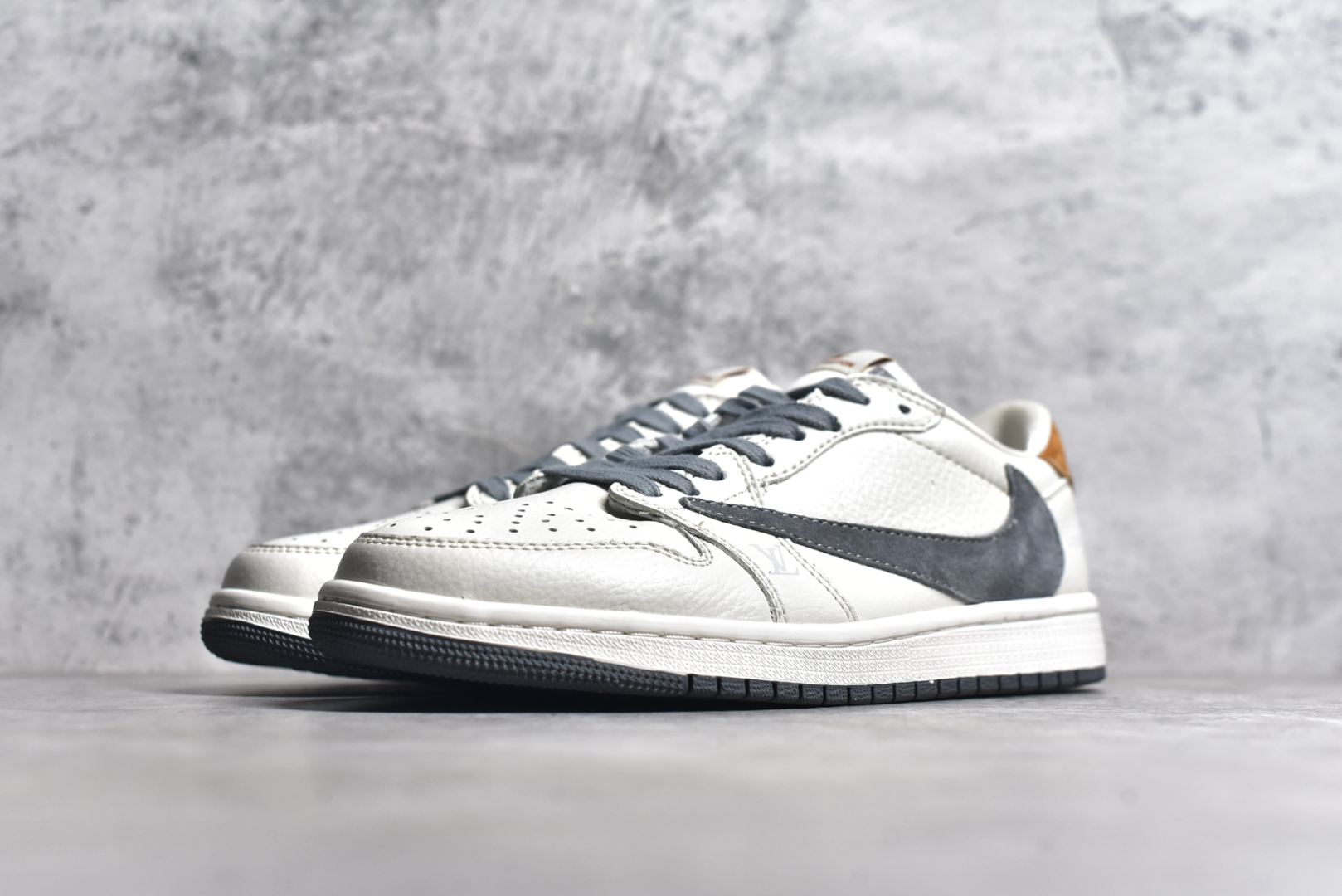 图片[2]-#Fragment x TS x Air Jordan 1 Low x LV 三方联名倒钩低帮 米黑红 全新的三方联名低帮倒钩鞋面延续了黑脚趾设计 点缀上Travis Scott 标志性的Logo 完善极具Fragment Design的设计风格左右脚分别以Travis Scott鬼脸和乔丹飞翼加以修饰0彰显出三方联名的奢华格调 尺码： 36 36.5 37.5 38 38.5 39 40 40.5 41 42 42.5 43 44 45 货号：LX1988-800-选品中心