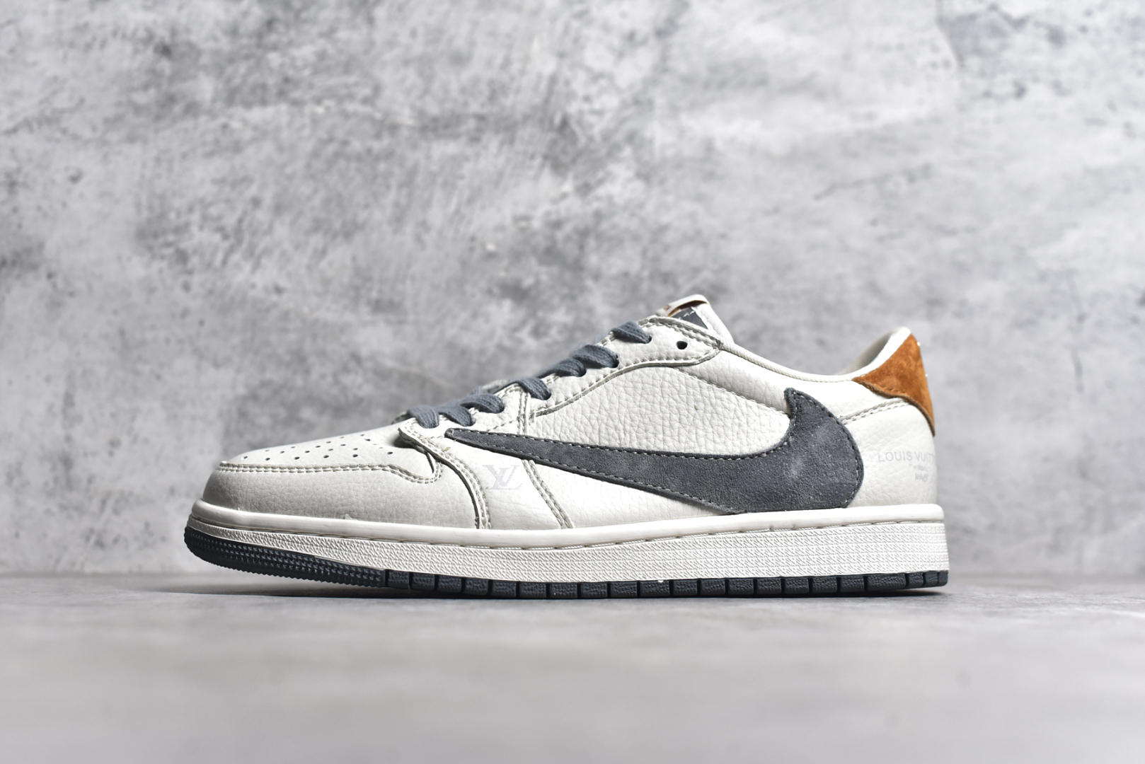 #Fragment x TS x Air Jordan 1 Low x LV 三方联名倒钩低帮 米黑红 全新的三方联名低帮倒钩鞋面延续了黑脚趾设计 点缀上Travis Scott 标志性的Logo 完善极具Fragment Design的设计风格左右脚分别以Travis Scott鬼脸和乔丹飞翼加以修饰0彰显出三方联名的奢华格调 尺码： 36 36.5 37.5 38 38.5 39 40 40.5 41 42 42.5 43 44 45 货号：LX1988-800-选品中心