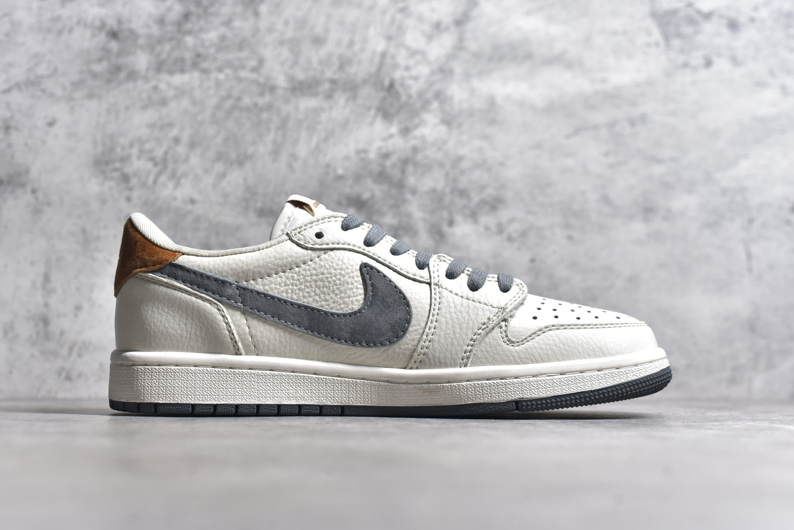 图片[3]-#Fragment x TS x Air Jordan 1 Low x LV 三方联名倒钩低帮 米黑红 全新的三方联名低帮倒钩鞋面延续了黑脚趾设计 点缀上Travis Scott 标志性的Logo 完善极具Fragment Design的设计风格左右脚分别以Travis Scott鬼脸和乔丹飞翼加以修饰0彰显出三方联名的奢华格调 尺码： 36 36.5 37.5 38 38.5 39 40 40.5 41 42 42.5 43 44 45 货号：LX1988-800-选品中心