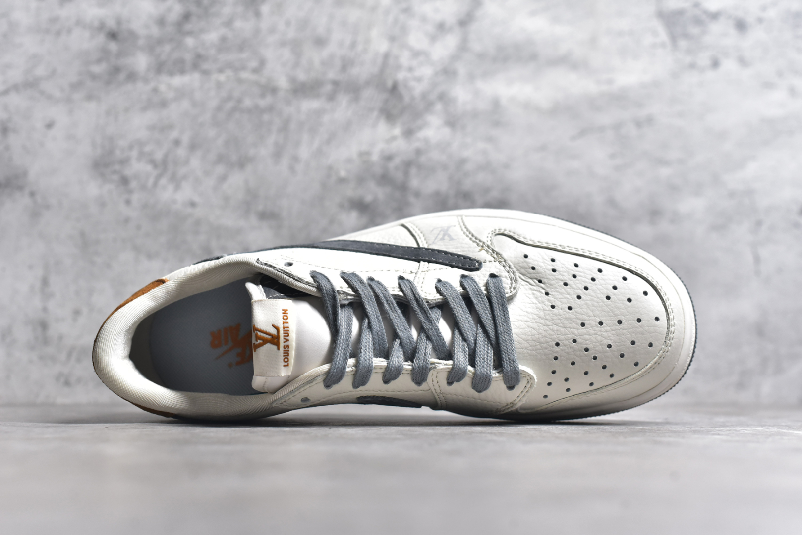 图片[4]-#Fragment x TS x Air Jordan 1 Low x LV 三方联名倒钩低帮 米黑红 全新的三方联名低帮倒钩鞋面延续了黑脚趾设计 点缀上Travis Scott 标志性的Logo 完善极具Fragment Design的设计风格左右脚分别以Travis Scott鬼脸和乔丹飞翼加以修饰0彰显出三方联名的奢华格调 尺码： 36 36.5 37.5 38 38.5 39 40 40.5 41 42 42.5 43 44 45 货号：LX1988-800-选品中心
