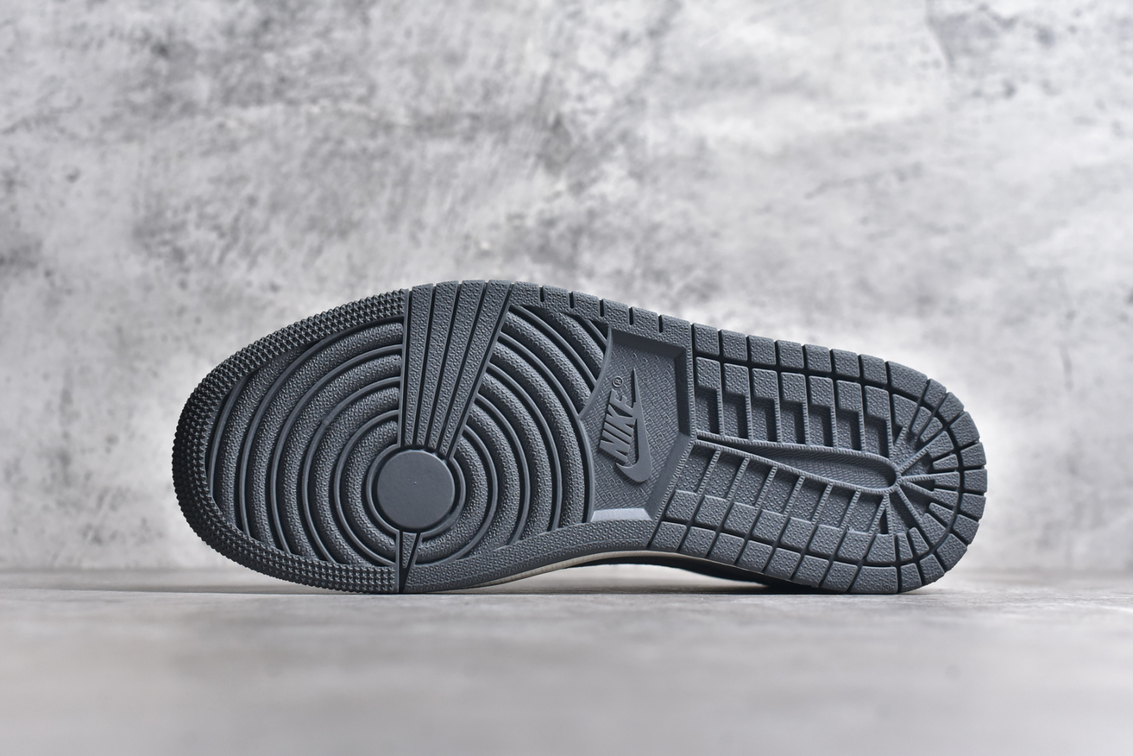 图片[6]-#Fragment x TS x Air Jordan 1 Low x LV 三方联名倒钩低帮 米黑红 全新的三方联名低帮倒钩鞋面延续了黑脚趾设计 点缀上Travis Scott 标志性的Logo 完善极具Fragment Design的设计风格左右脚分别以Travis Scott鬼脸和乔丹飞翼加以修饰0彰显出三方联名的奢华格调 尺码： 36 36.5 37.5 38 38.5 39 40 40.5 41 42 42.5 43 44 45 货号：LX1988-800-选品中心