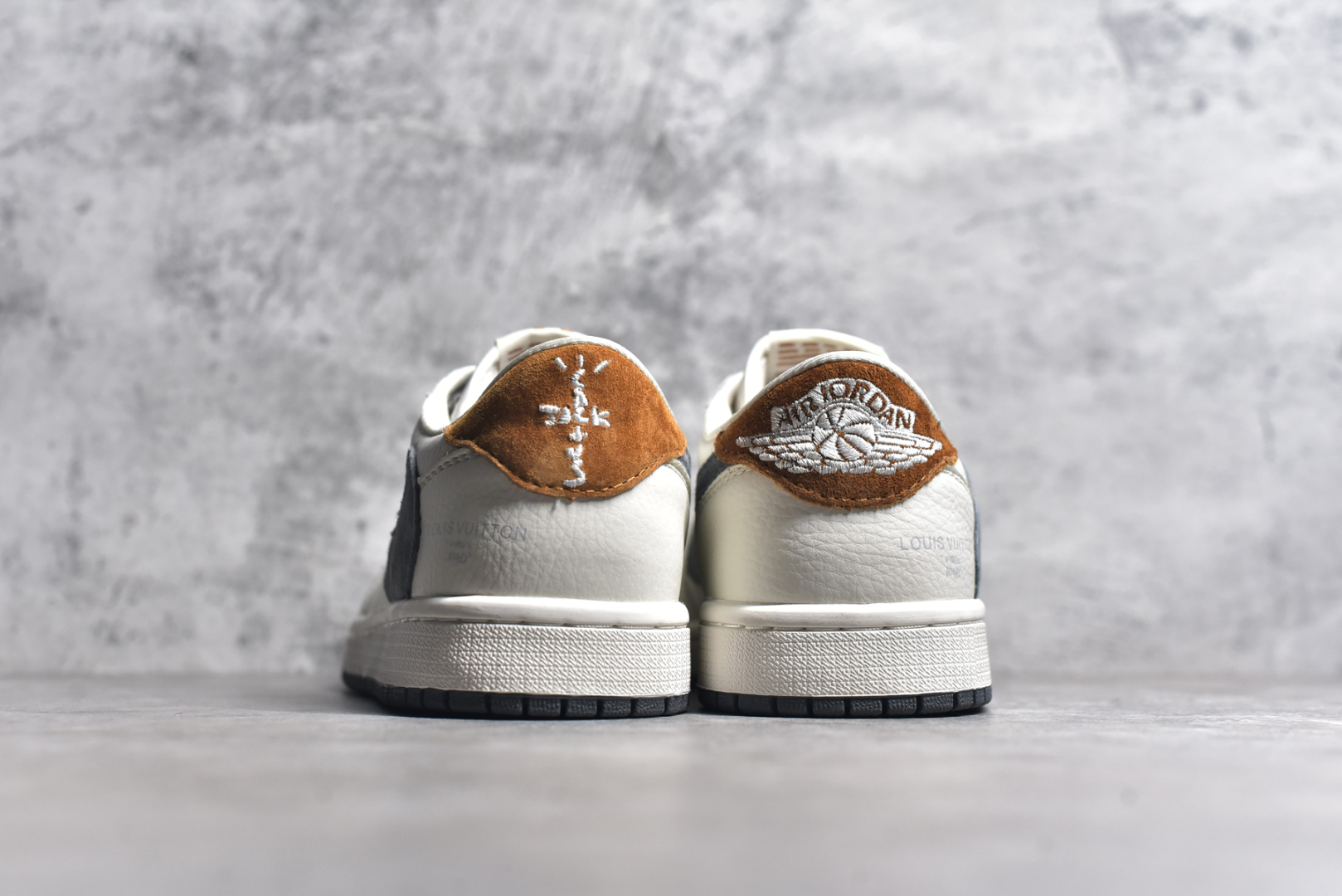 图片[5]-#Fragment x TS x Air Jordan 1 Low x LV 三方联名倒钩低帮 米黑红 全新的三方联名低帮倒钩鞋面延续了黑脚趾设计 点缀上Travis Scott 标志性的Logo 完善极具Fragment Design的设计风格左右脚分别以Travis Scott鬼脸和乔丹飞翼加以修饰0彰显出三方联名的奢华格调 尺码： 36 36.5 37.5 38 38.5 39 40 40.5 41 42 42.5 43 44 45 货号：LX1988-800-选品中心