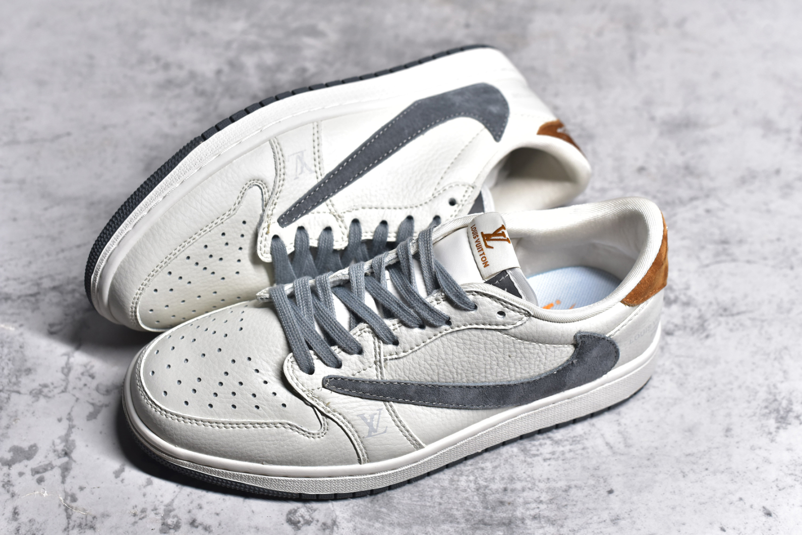 图片[7]-#Fragment x TS x Air Jordan 1 Low x LV 三方联名倒钩低帮 米黑红 全新的三方联名低帮倒钩鞋面延续了黑脚趾设计 点缀上Travis Scott 标志性的Logo 完善极具Fragment Design的设计风格左右脚分别以Travis Scott鬼脸和乔丹飞翼加以修饰0彰显出三方联名的奢华格调 尺码： 36 36.5 37.5 38 38.5 39 40 40.5 41 42 42.5 43 44 45 货号：LX1988-800-选品中心