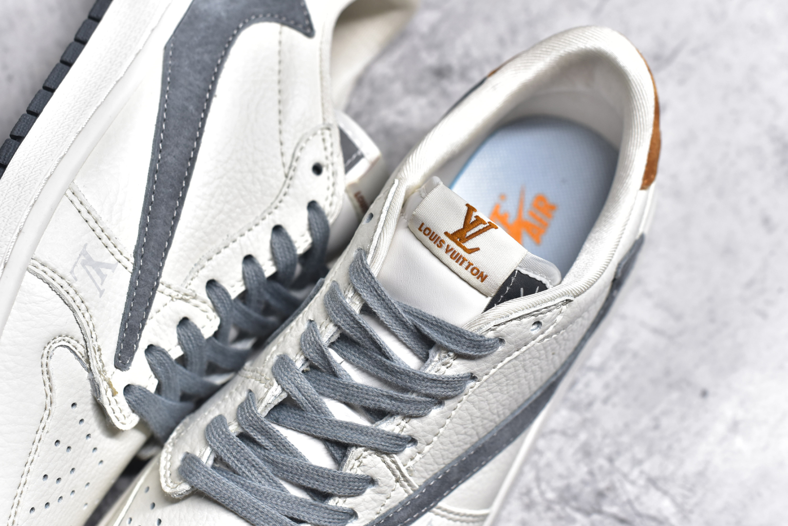 图片[9]-#Fragment x TS x Air Jordan 1 Low x LV 三方联名倒钩低帮 米黑红 全新的三方联名低帮倒钩鞋面延续了黑脚趾设计 点缀上Travis Scott 标志性的Logo 完善极具Fragment Design的设计风格左右脚分别以Travis Scott鬼脸和乔丹飞翼加以修饰0彰显出三方联名的奢华格调 尺码： 36 36.5 37.5 38 38.5 39 40 40.5 41 42 42.5 43 44 45 货号：LX1988-800-选品中心