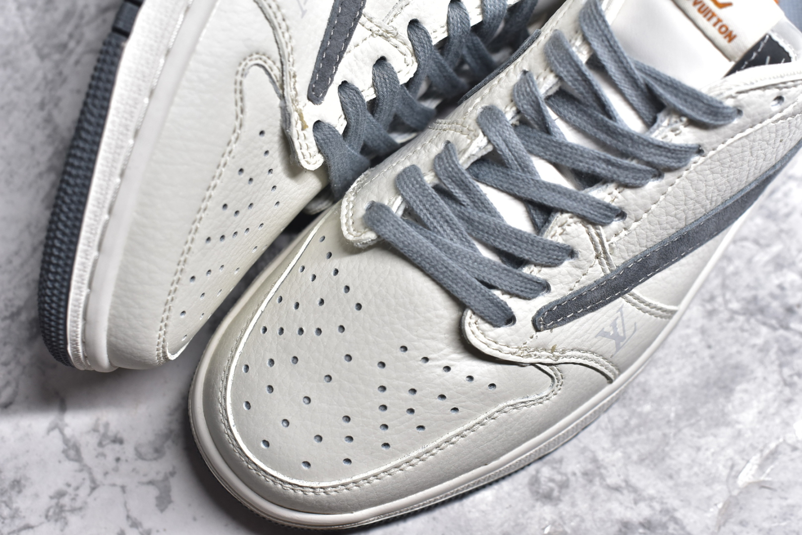 图片[8]-#Fragment x TS x Air Jordan 1 Low x LV 三方联名倒钩低帮 米黑红 全新的三方联名低帮倒钩鞋面延续了黑脚趾设计 点缀上Travis Scott 标志性的Logo 完善极具Fragment Design的设计风格左右脚分别以Travis Scott鬼脸和乔丹飞翼加以修饰0彰显出三方联名的奢华格调 尺码： 36 36.5 37.5 38 38.5 39 40 40.5 41 42 42.5 43 44 45 货号：LX1988-800-选品中心