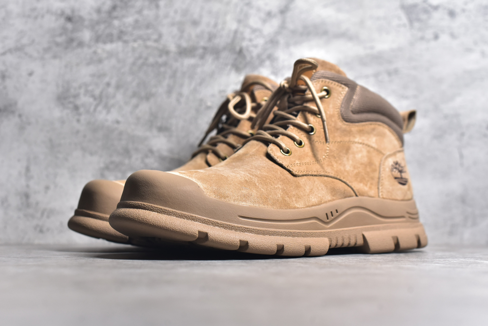 图片[2]-#Timberland添柏岚/天伯伦户外高帮休闲大黄靴系列 #广东大厂品质 原盒原包装 #24ss新款 时尚潮流搭配 面料采用意大利🇮🇹顶级磨砂细纹牛皮 搭配防臭防腐真皮乳胶鞋垫 大底到五金都是代工厂原材料制作 同原版固特异永不开胶工艺 好货不杀猪 首单质量严格把控 全网独家首发 品质毋庸置疑 全套官网统一包装 给您完美的穿着体验 质量考究耐穿 型男必备 专治不帅 高品质脚感一流 今年冬季防寒户外专用 日常随意搭配 尺码：38 39 40 41 42 43 44（皮鞋码）-选品中心
