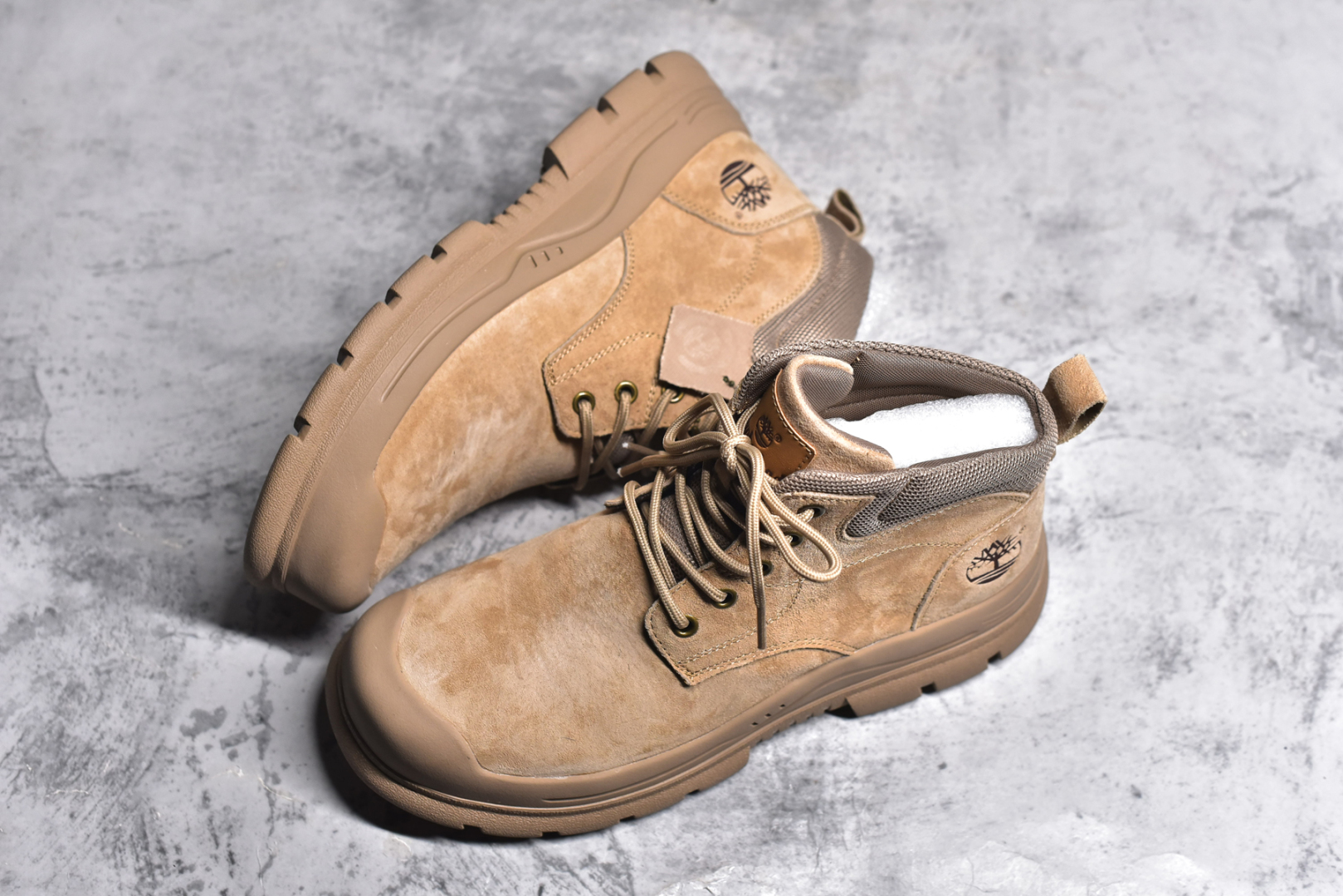 图片[7]-#Timberland添柏岚/天伯伦户外高帮休闲大黄靴系列 #广东大厂品质 原盒原包装 #24ss新款 时尚潮流搭配 面料采用意大利🇮🇹顶级磨砂细纹牛皮 搭配防臭防腐真皮乳胶鞋垫 大底到五金都是代工厂原材料制作 同原版固特异永不开胶工艺 好货不杀猪 首单质量严格把控 全网独家首发 品质毋庸置疑 全套官网统一包装 给您完美的穿着体验 质量考究耐穿 型男必备 专治不帅 高品质脚感一流 今年冬季防寒户外专用 日常随意搭配 尺码：38 39 40 41 42 43 44（皮鞋码）-选品中心