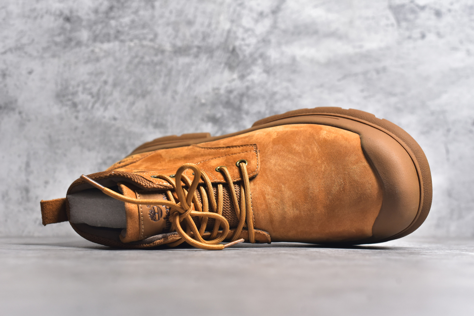 图片[4]-#Timberland添柏岚/天伯伦户外高帮休闲大黄靴系列 #广东大厂品质 原盒原包装 #24ss新款 时尚潮流搭配 面料采用意大利🇮🇹顶级磨砂细纹牛皮 搭配防臭防腐真皮乳胶鞋垫 大底到五金都是代工厂原材料制作 同原版固特异永不开胶工艺 好货不杀猪 首单质量严格把控 全网独家首发 品质毋庸置疑 全套官网统一包装 给您完美的穿着体验 质量考究耐穿 型男必备 专治不帅 高品质脚感一流 今年冬季防寒户外专用 日常随意搭配 尺码：38 39 40 41 42 43 44（皮鞋码）-选品中心