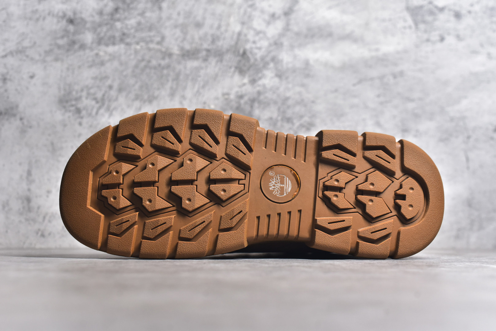 图片[6]-#Timberland添柏岚/天伯伦户外高帮休闲大黄靴系列 #广东大厂品质 原盒原包装 #24ss新款 时尚潮流搭配 面料采用意大利🇮🇹顶级磨砂细纹牛皮 搭配防臭防腐真皮乳胶鞋垫 大底到五金都是代工厂原材料制作 同原版固特异永不开胶工艺 好货不杀猪 首单质量严格把控 全网独家首发 品质毋庸置疑 全套官网统一包装 给您完美的穿着体验 质量考究耐穿 型男必备 专治不帅 高品质脚感一流 今年冬季防寒户外专用 日常随意搭配 尺码：38 39 40 41 42 43 44（皮鞋码）-选品中心