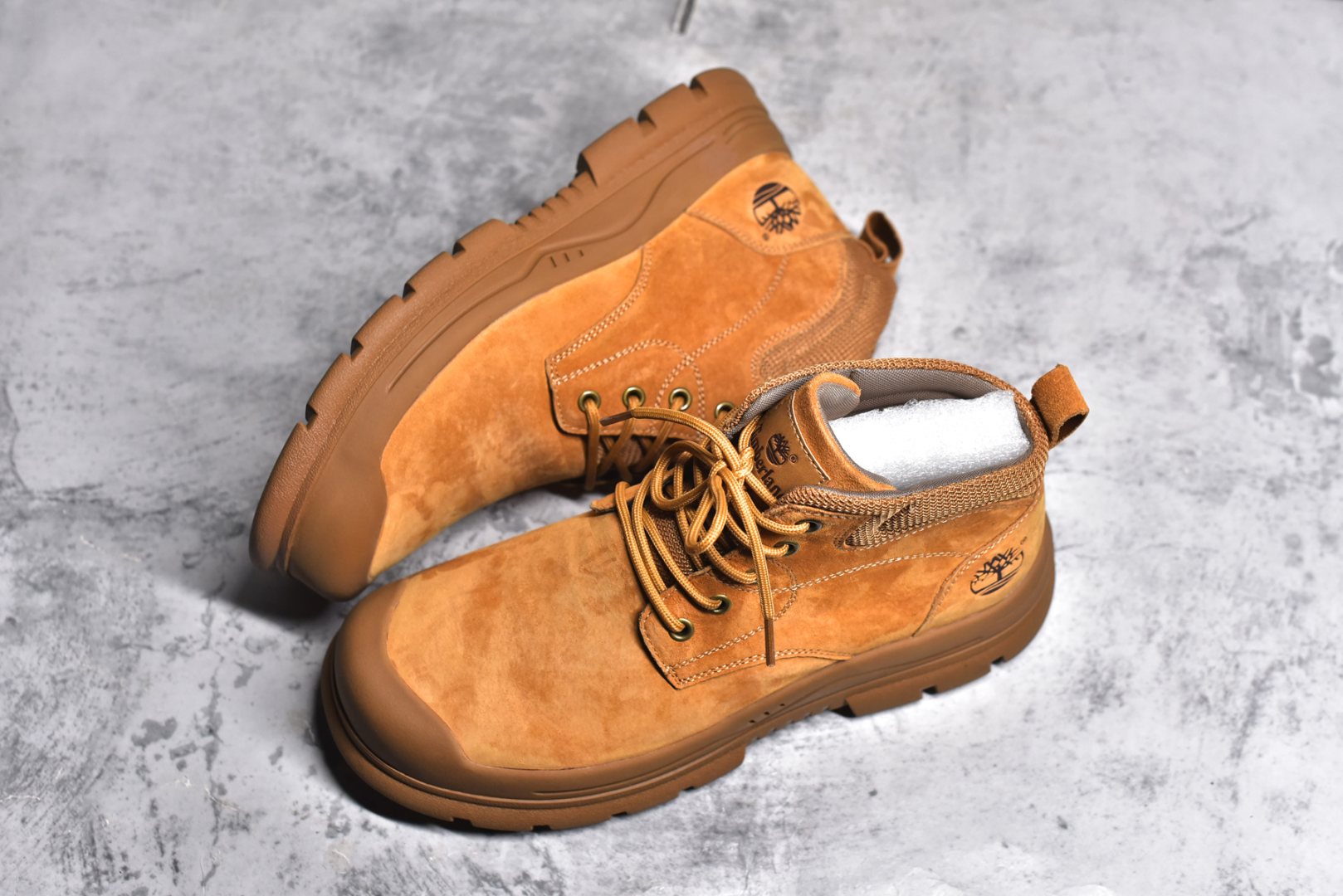 图片[7]-#Timberland添柏岚/天伯伦户外高帮休闲大黄靴系列 #广东大厂品质 原盒原包装 #24ss新款 时尚潮流搭配 面料采用意大利🇮🇹顶级磨砂细纹牛皮 搭配防臭防腐真皮乳胶鞋垫 大底到五金都是代工厂原材料制作 同原版固特异永不开胶工艺 好货不杀猪 首单质量严格把控 全网独家首发 品质毋庸置疑 全套官网统一包装 给您完美的穿着体验 质量考究耐穿 型男必备 专治不帅 高品质脚感一流 今年冬季防寒户外专用 日常随意搭配 尺码：38 39 40 41 42 43 44（皮鞋码）-选品中心