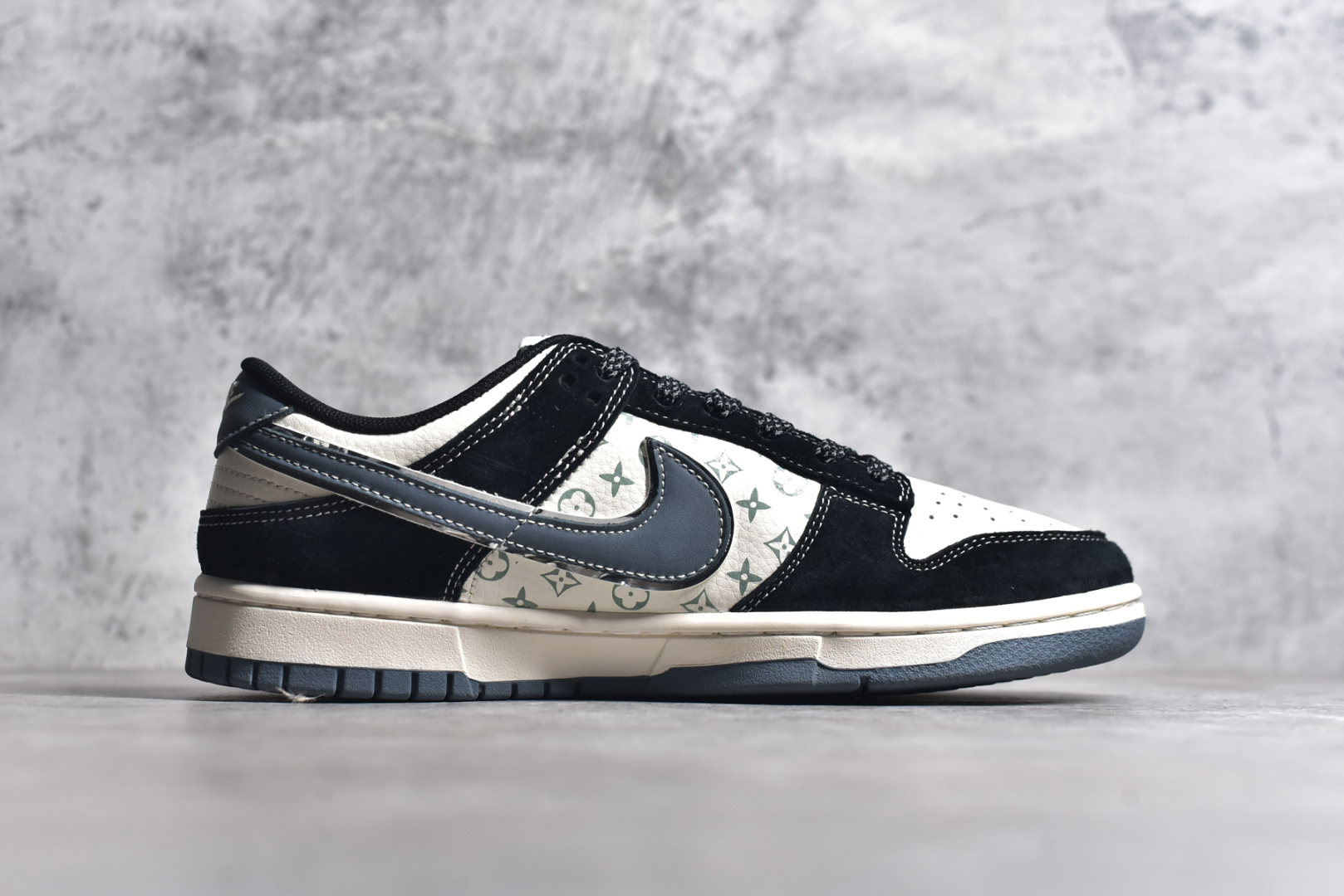 图片[3]-#NK SB Dunk Low 斯图西联名-黑白印花 周年高端定制 低帮休闲板鞋 XX3168-212 #定制鞋盒 大厂纯原品质出货 超高清洁度 皮料切割干净无任何毛边 细节完美 尺码：36 36.5 37.5 38 38.5 39 40 40.5 41 42 42.5 43 44 44.5 45-选品中心