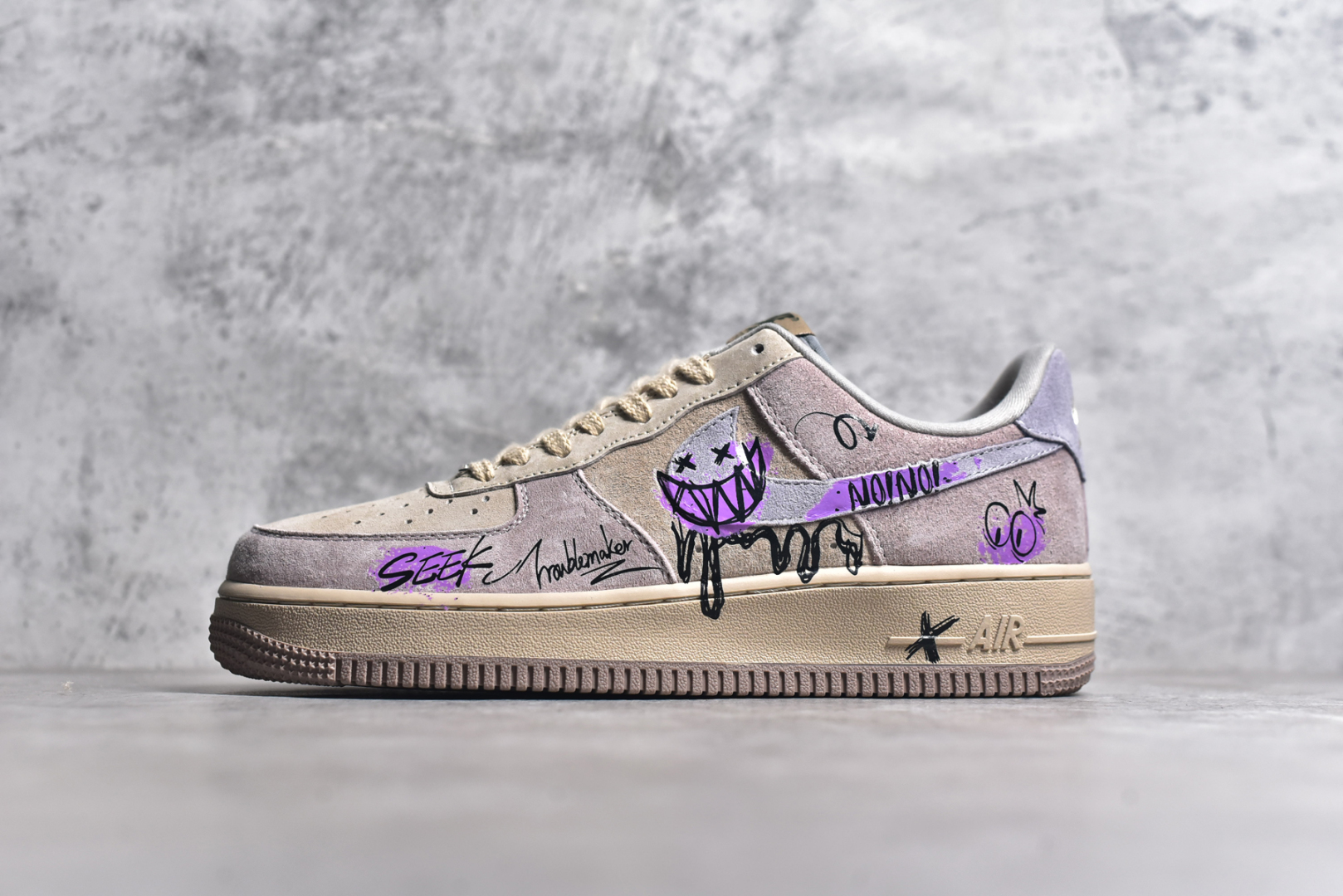 #NK Air Force 1\’07 Low \”Purple Taro Demon\” 紫芋恶魔 空军一号定制低帮秋冬休闲板鞋 ZB2121-301 #紫芋恶魔，并非是传统意义上有着狰狞面容和巨大獠牙的怪物。它最初只是森林中一株极为罕见的紫芋，生长在一处终年不见阳光的幽闭山谷里，吸收着日月精华与大地的灵气，渐渐产生了灵智 尺码：36 36.5 37.5 38 38.5 39 40 40.5 41 42 42.5 43 44 44.5 45-选品中心