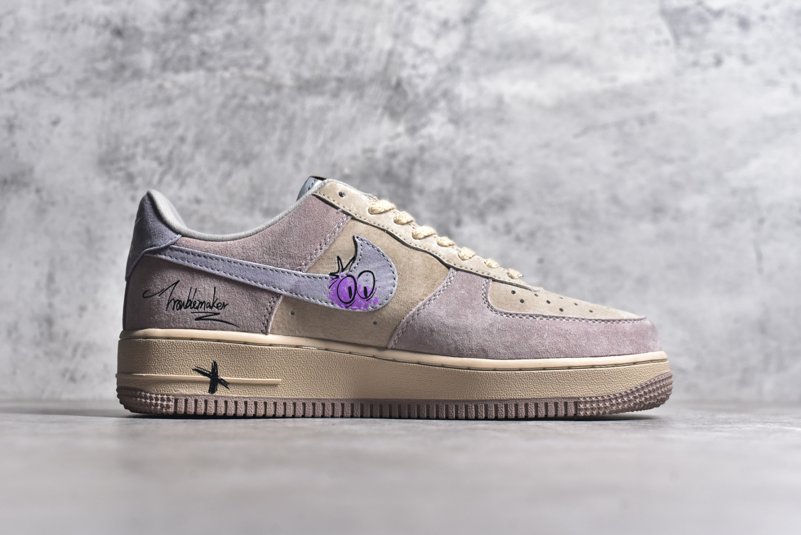 图片[3]-#NK Air Force 1\’07 Low \”Purple Taro Demon\” 紫芋恶魔 空军一号定制低帮秋冬休闲板鞋 ZB2121-301 #紫芋恶魔，并非是传统意义上有着狰狞面容和巨大獠牙的怪物。它最初只是森林中一株极为罕见的紫芋，生长在一处终年不见阳光的幽闭山谷里，吸收着日月精华与大地的灵气，渐渐产生了灵智 尺码：36 36.5 37.5 38 38.5 39 40 40.5 41 42 42.5 43 44 44.5 45-选品中心