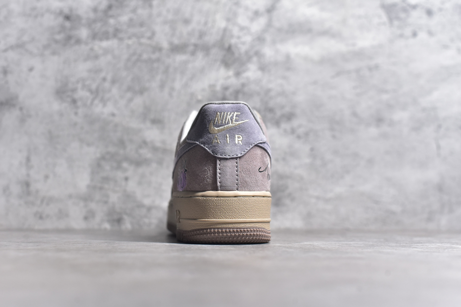 图片[5]-#NK Air Force 1\’07 Low \”Purple Taro Demon\” 紫芋恶魔 空军一号定制低帮秋冬休闲板鞋 ZB2121-301 #紫芋恶魔，并非是传统意义上有着狰狞面容和巨大獠牙的怪物。它最初只是森林中一株极为罕见的紫芋，生长在一处终年不见阳光的幽闭山谷里，吸收着日月精华与大地的灵气，渐渐产生了灵智 尺码：36 36.5 37.5 38 38.5 39 40 40.5 41 42 42.5 43 44 44.5 45-选品中心