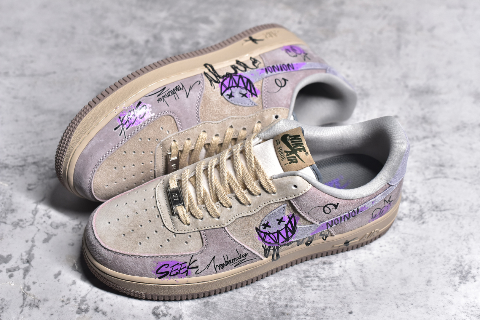 图片[7]-#NK Air Force 1\’07 Low \”Purple Taro Demon\” 紫芋恶魔 空军一号定制低帮秋冬休闲板鞋 ZB2121-301 #紫芋恶魔，并非是传统意义上有着狰狞面容和巨大獠牙的怪物。它最初只是森林中一株极为罕见的紫芋，生长在一处终年不见阳光的幽闭山谷里，吸收着日月精华与大地的灵气，渐渐产生了灵智 尺码：36 36.5 37.5 38 38.5 39 40 40.5 41 42 42.5 43 44 44.5 45-选品中心