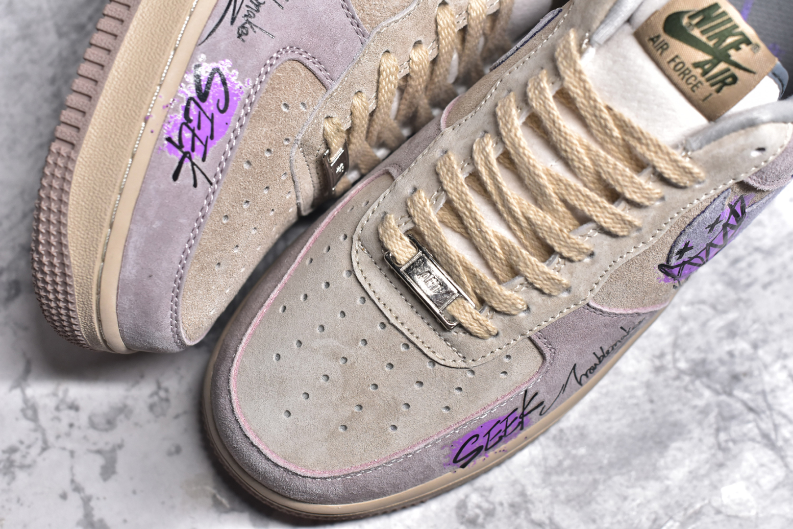 图片[8]-#NK Air Force 1\’07 Low \”Purple Taro Demon\” 紫芋恶魔 空军一号定制低帮秋冬休闲板鞋 ZB2121-301 #紫芋恶魔，并非是传统意义上有着狰狞面容和巨大獠牙的怪物。它最初只是森林中一株极为罕见的紫芋，生长在一处终年不见阳光的幽闭山谷里，吸收着日月精华与大地的灵气，渐渐产生了灵智 尺码：36 36.5 37.5 38 38.5 39 40 40.5 41 42 42.5 43 44 44.5 45-选品中心