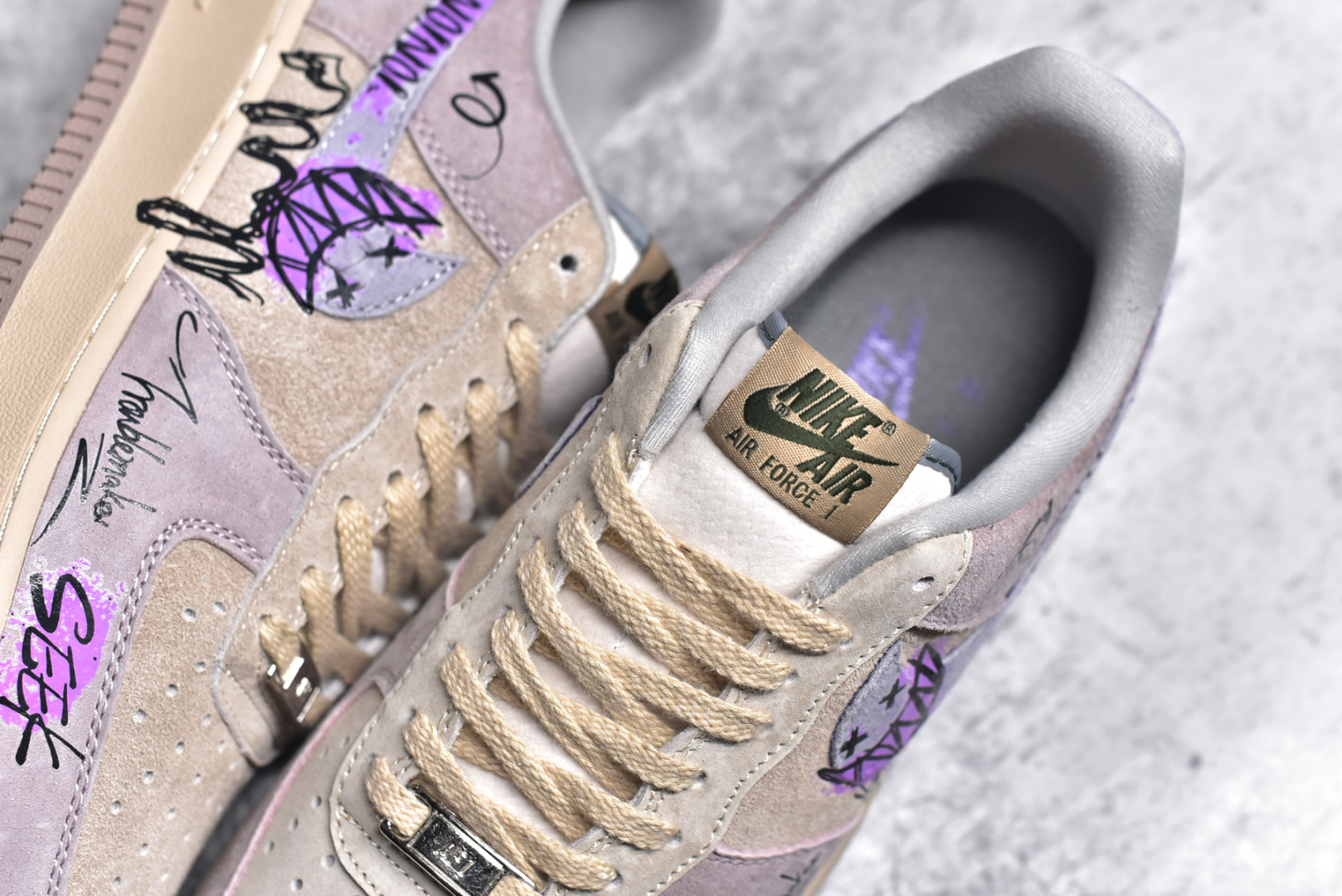 图片[9]-#NK Air Force 1\’07 Low \”Purple Taro Demon\” 紫芋恶魔 空军一号定制低帮秋冬休闲板鞋 ZB2121-301 #紫芋恶魔，并非是传统意义上有着狰狞面容和巨大獠牙的怪物。它最初只是森林中一株极为罕见的紫芋，生长在一处终年不见阳光的幽闭山谷里，吸收着日月精华与大地的灵气，渐渐产生了灵智 尺码：36 36.5 37.5 38 38.5 39 40 40.5 41 42 42.5 43 44 44.5 45-选品中心
