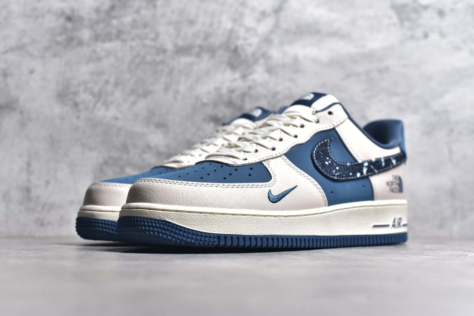 图片[2]-#NK Air Force 1\’07 Low 北面联名-米蓝花布勾 空军一号 低帮休闲板鞋 KK1988-021 #原楦头原纸板 原装鞋盒 定制五金配件 内置全掌气垫 原厂鞋底 尺码：36 36.5 37.5 38 38.5 39 40 40.5 41 42 42.5 43 44 44.5 45-选品中心