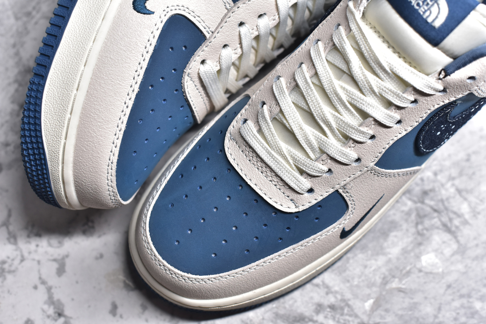 图片[8]-#NK Air Force 1\’07 Low 北面联名-米蓝花布勾 空军一号 低帮休闲板鞋 KK1988-021 #原楦头原纸板 原装鞋盒 定制五金配件 内置全掌气垫 原厂鞋底 尺码：36 36.5 37.5 38 38.5 39 40 40.5 41 42 42.5 43 44 44.5 45-选品中心
